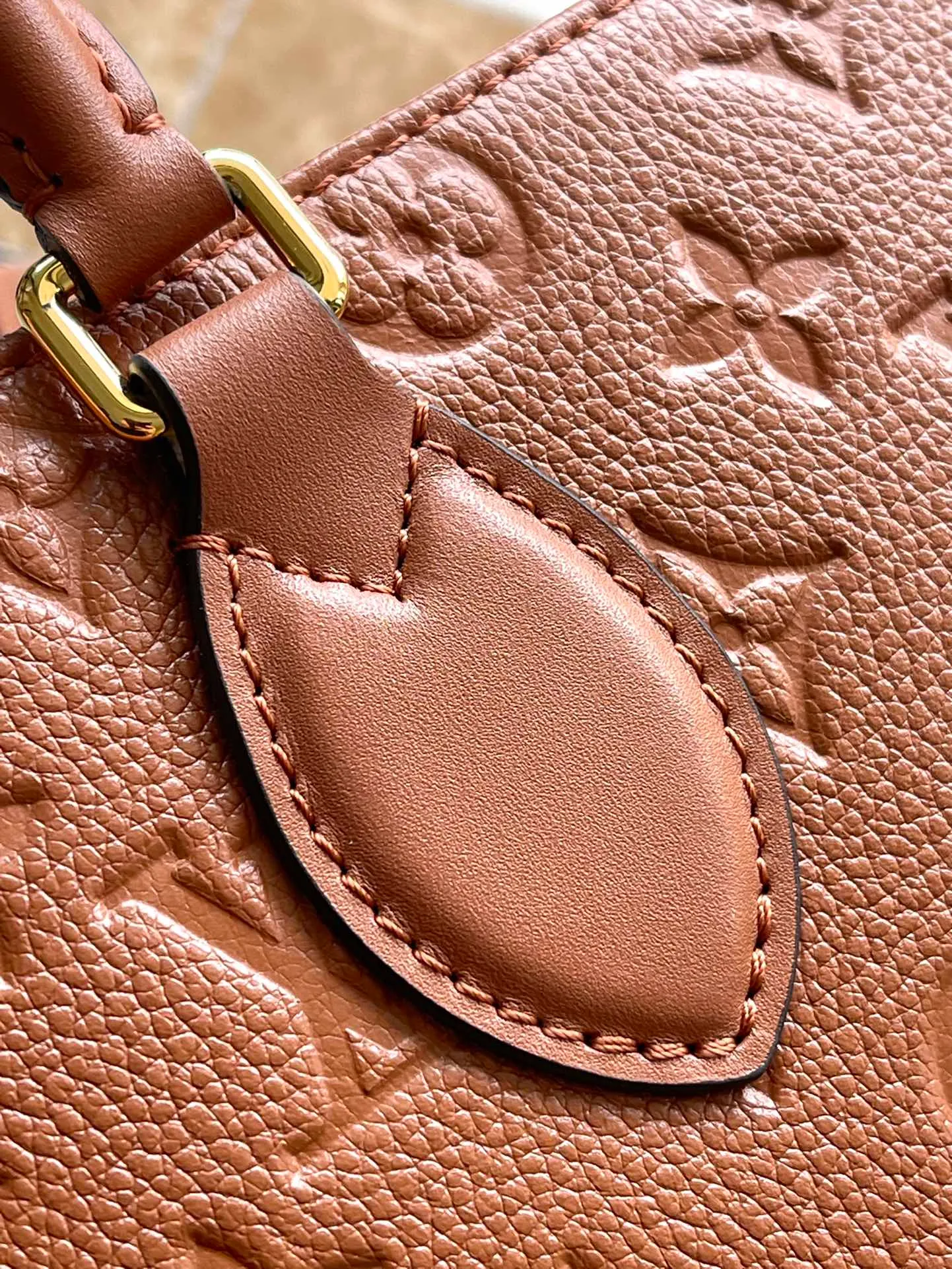 💰1140 (top-grain leather) Top-quality original order M12775 This medium-sized OnTheGo handbag is inspired by retro hard cases. The brand's iconic Monogram Empreinte leather is dyed with rich colors and matched with exquisite metal parts. The ample structure can accommodate a 13-inch laptop, and there are multiple inner pockets for convenient storage of items. Long and short handles enable multiple carrying methods. Dimensions: 35 × 27 × 14 cm