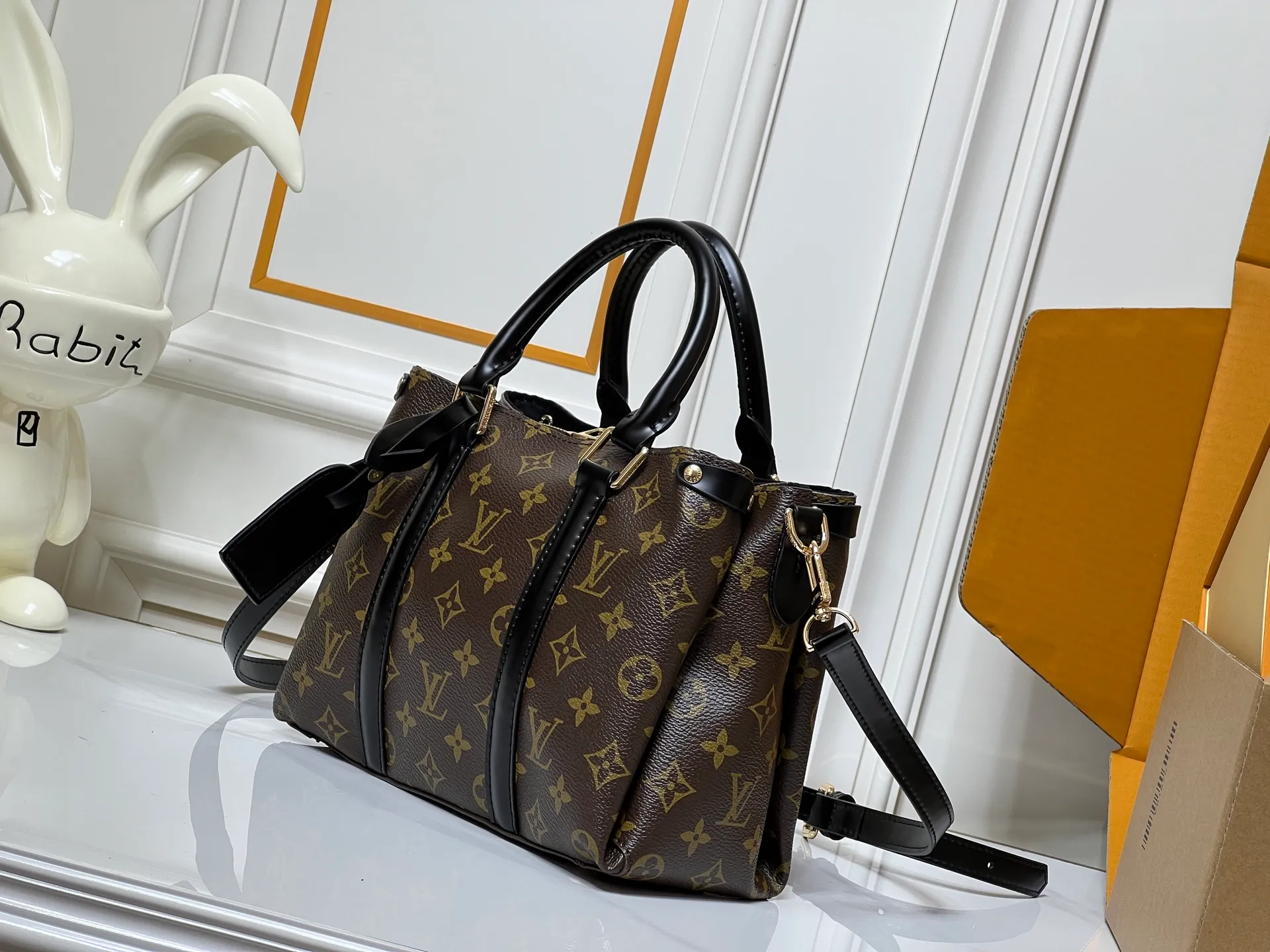 Batch 280💰Small size Upgraded original model Newly arrived OPEN HANDBAG handbag M44816 M44815 M44818 Black Pink Red Presbyopia Open Handbag Made of selected Monogram canvas, embellished with classic details, including side branches and two-sided textured leather trim, gold rivets and nails classic leather luggage tags, top handles and detachable and adjustable length shoulder straps. Large 35x24x15, small 29.0×19.0×10.0cm