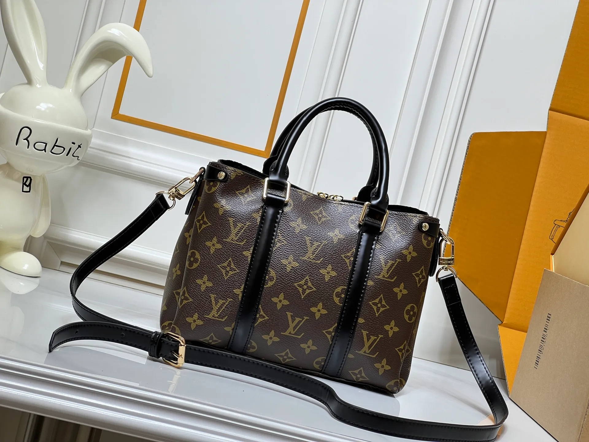 Batch 280💰Small size Upgraded original model Newly arrived OPEN HANDBAG handbag M44816 M44815 M44818 Black Pink Red Presbyopia Open Handbag Made of selected Monogram canvas, embellished with classic details, including side branches and two-sided textured leather trim, gold rivets and nails classic leather luggage tags, top handles and detachable and adjustable length shoulder straps. Large 35x24x15, small 29.0×19.0×10.0cm