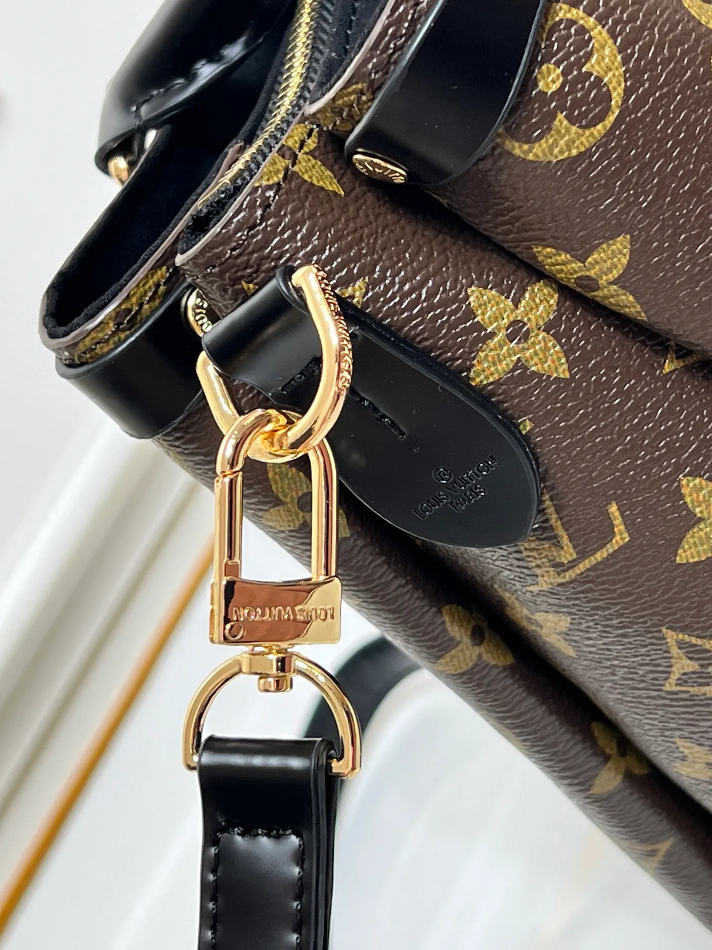 Batch 280💰Small size Upgraded original model Newly arrived OPEN HANDBAG handbag M44816 M44815 M44818 Black Pink Red Presbyopia Open Handbag Made of selected Monogram canvas, embellished with classic details, including side branches and two-sided textured leather trim, gold rivets and nails classic leather luggage tags, top handles and detachable and adjustable length shoulder straps. Large 35x24x15, small 29.0×19.0×10.0cm