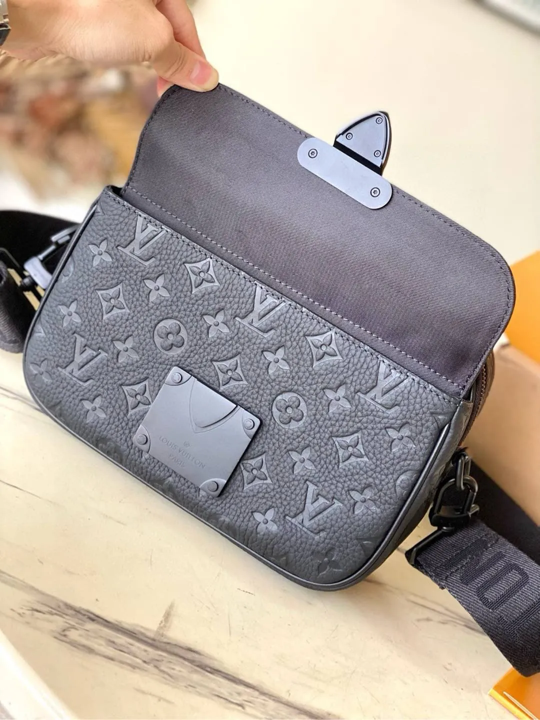 💰1000 (first-grain leather) Top-quality original M58489 full leather This S Lock messenger bag is made of soft Taurillon leather, in elegant black tones, embellished with the brand's traditional Monogram embossed pattern. Inspired by a hard case lock designed by Georges Vuitton in 1886, the magnetic lock keeps your belongings secure with a modern twist. Equipped with a hard case style handle and logo shoulder strap for easy carrying. Dimensions: 22 x 18 x 8 cm