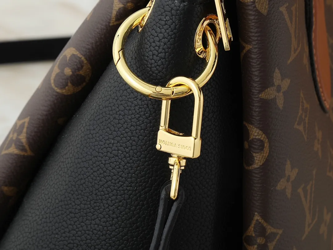 💰Large 150. Small 280💰Upgraded original M46508 M46507 black, off-white, latest model in 2025. This model is made of Monogram canvas with zipper design. The handbag is from the current season. It is made of cow leather to create a soft and ample storage space. It is equipped with leather handles, leather and detachable shoulder straps. It can be switched between handbag, elbow and crossbody. Length, height and width Large size: 36✘25✘15 Small size: 26✘20✘10