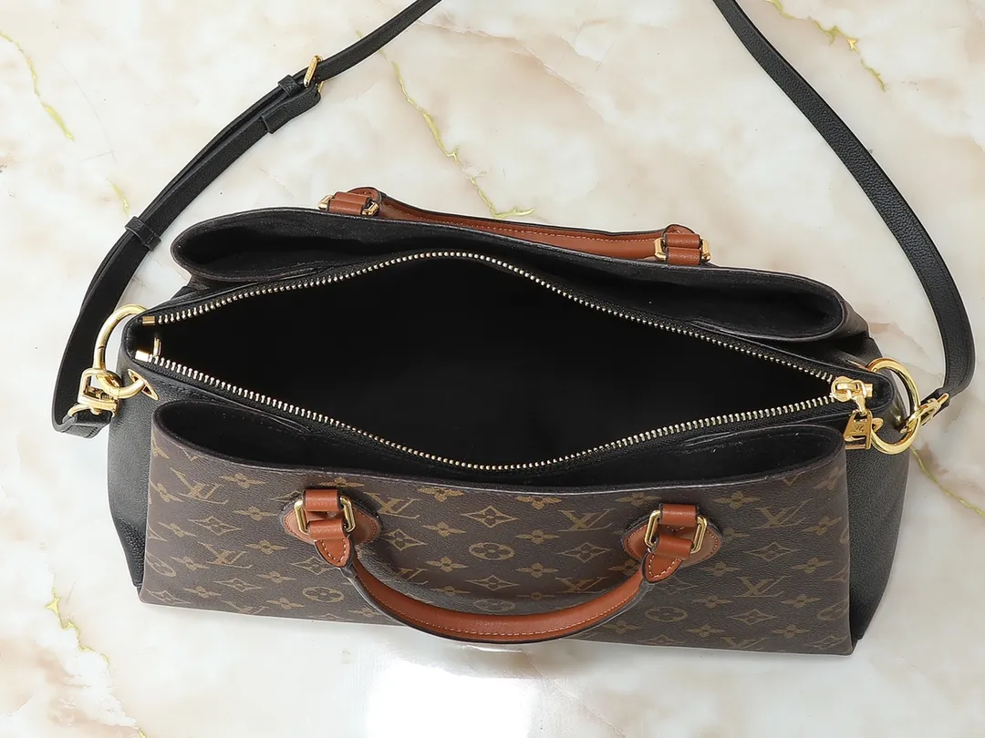 💰Large 150. Small 280💰Upgraded original M46508 M46507 black, off-white, latest model in 2025. This model is made of Monogram canvas with zipper design. The handbag is from the current season. It is made of cow leather to create a soft and ample storage space. It is equipped with leather handles, leather and detachable shoulder straps. It can be switched between handbag, elbow and crossbody. Length, height and width Large size: 36✘25✘15 Small size: 26✘20✘10
