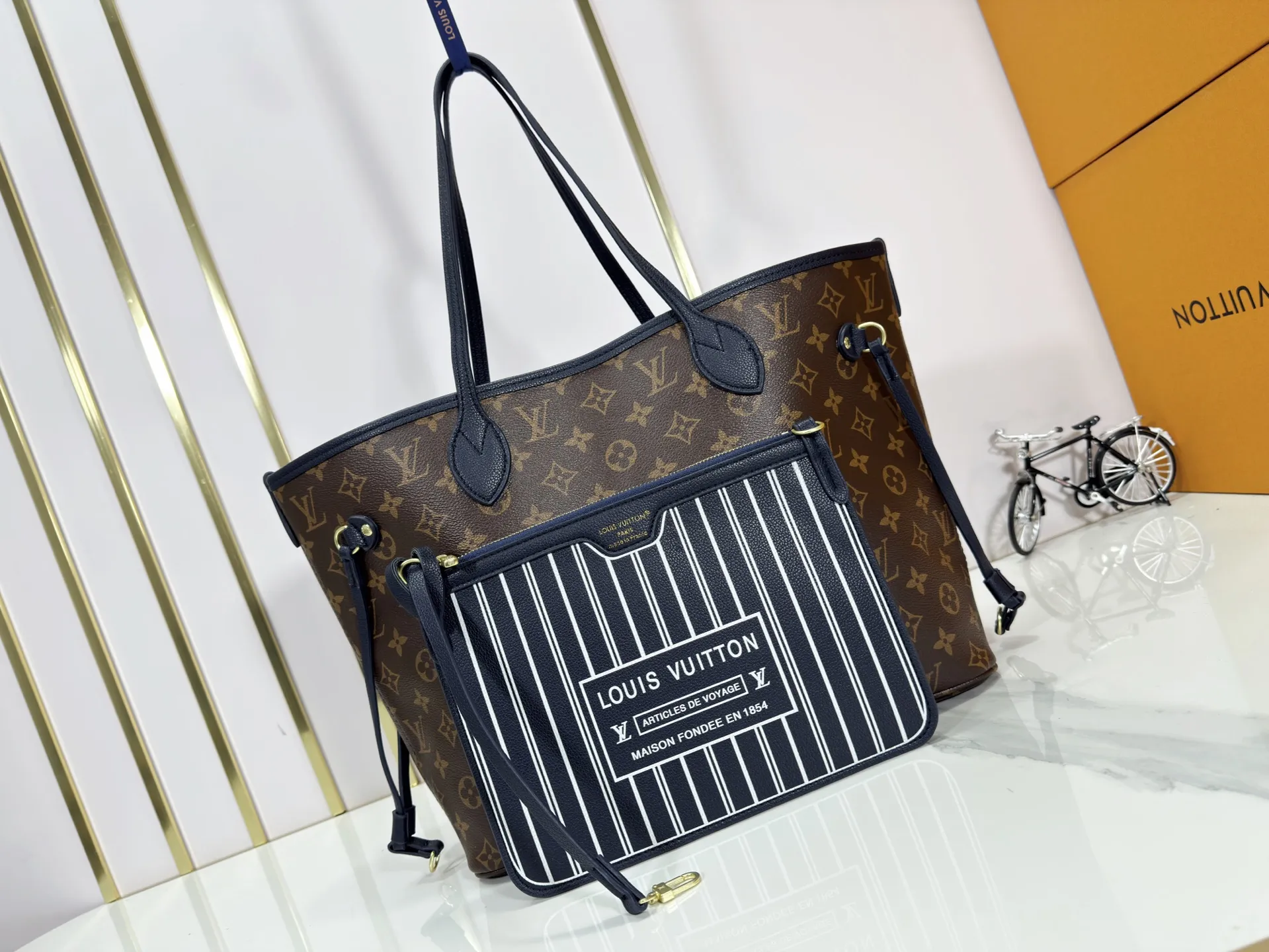 P240 Upgraded Original 14994 Blue M11946 Black M12061 Brown Neverfull Inside Out medium handbag uses Monogram canvas and grained leather to create a new double-sided design. Its detachable pocket can easily be transformed into an outer bag or a compact shoulder bag. Size: 31*28*14cm
