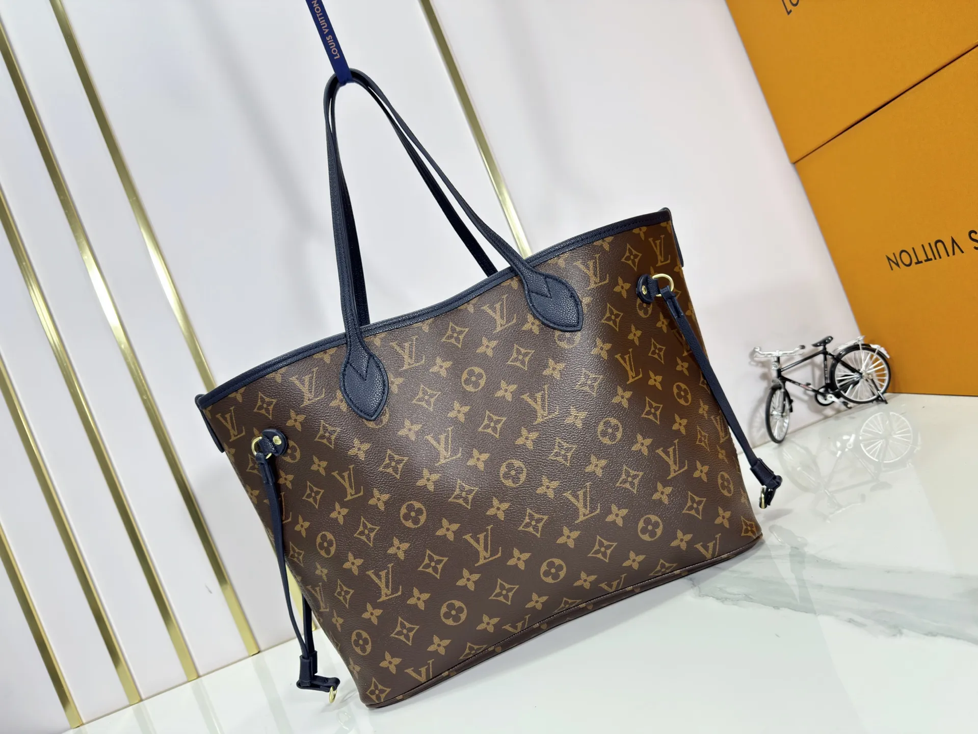 P240 Upgraded Original 14994 Blue M11946 Black M12061 Brown Neverfull Inside Out medium handbag uses Monogram canvas and grained leather to create a new double-sided design. Its detachable pocket can easily be transformed into an outer bag or a compact shoulder bag. Size: 31*28*14cm