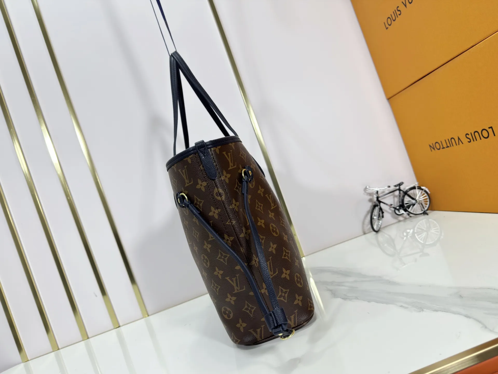 P240 Upgraded Original 14994 Blue M11946 Black M12061 Brown Neverfull Inside Out medium handbag uses Monogram canvas and grained leather to create a new double-sided design. Its detachable pocket can easily be transformed into an outer bag or a compact shoulder bag. Size: 31*28*14cm