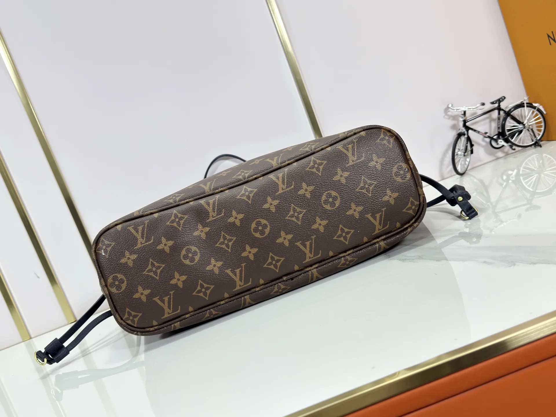 P240 Upgraded Original 14994 Blue M11946 Black M12061 Brown Neverfull Inside Out medium handbag uses Monogram canvas and grained leather to create a new double-sided design. Its detachable pocket can easily be transformed into an outer bag or a compact shoulder bag. Size: 31*28*14cm