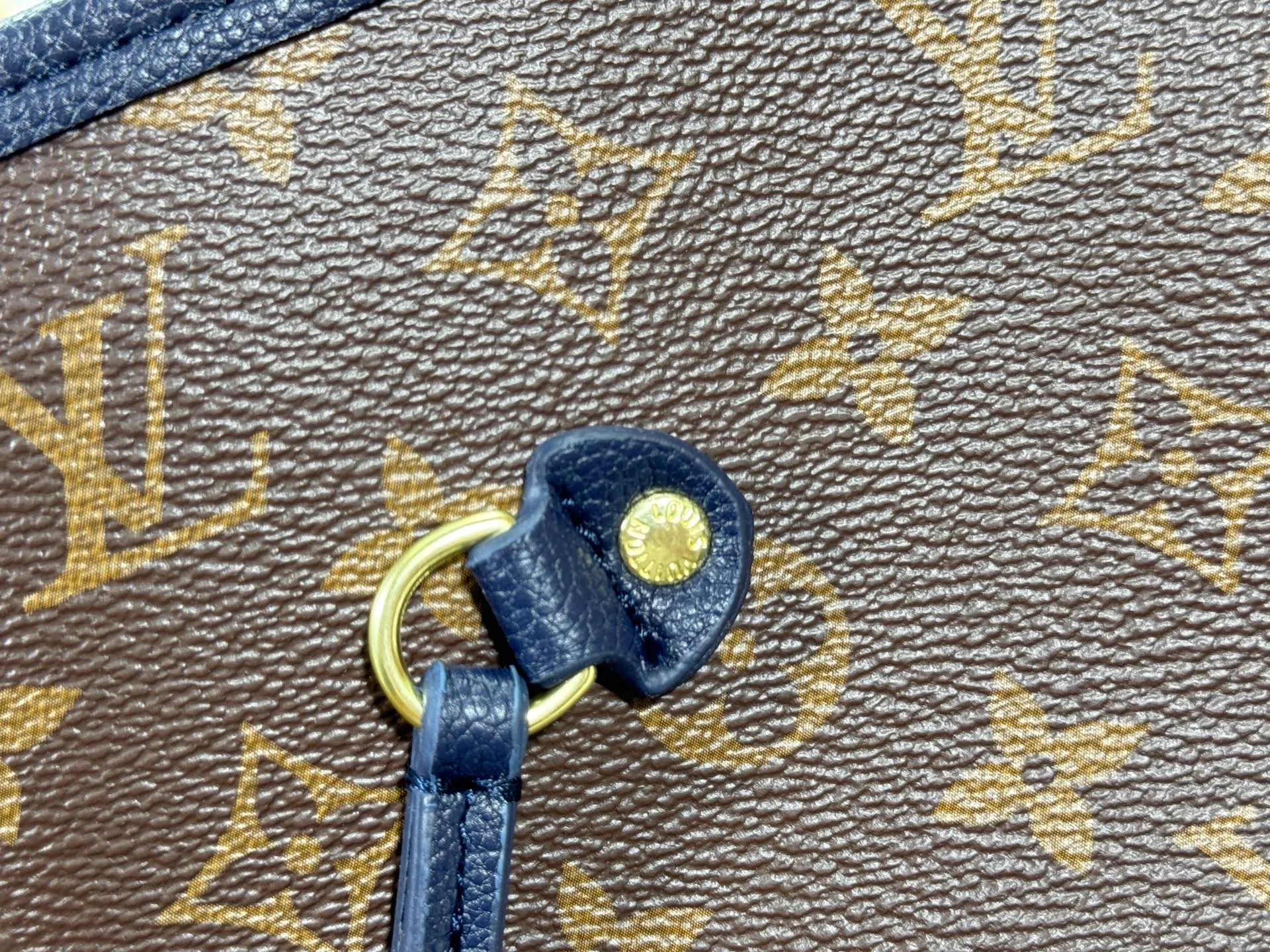 P240 Upgraded Original 14994 Blue M11946 Black M12061 Brown Neverfull Inside Out medium handbag uses Monogram canvas and grained leather to create a new double-sided design. Its detachable pocket can easily be transformed into an outer bag or a compact shoulder bag. Size: 31*28*14cm