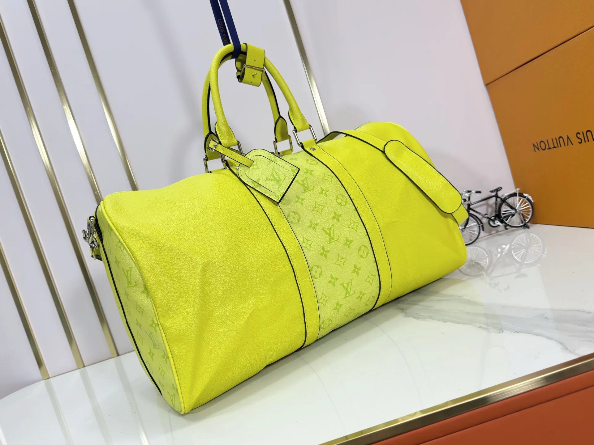 P340 Upgraded original version M30941 yellow M30885 white M53776 silver M30235 gram MTaigarama series newly launches this keepall travel bag, which is made of flexible Taïga leather and classic canvas to create a dynamic configuration. The size is just right to accommodate your travel needs, size: 50x29x23cm