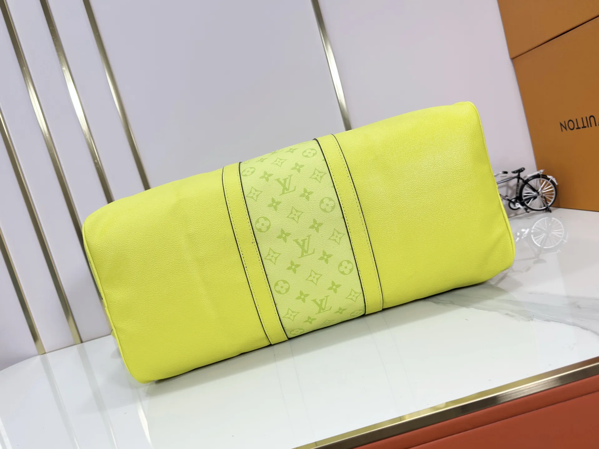 P340 Upgraded original version M30941 yellow M30885 white M53776 silver M30235 gram MTaigarama series newly launches this keepall travel bag, which is made of flexible Taïga leather and classic canvas to create a dynamic configuration. The size is just right to accommodate your travel needs, size: 50x29x23cm