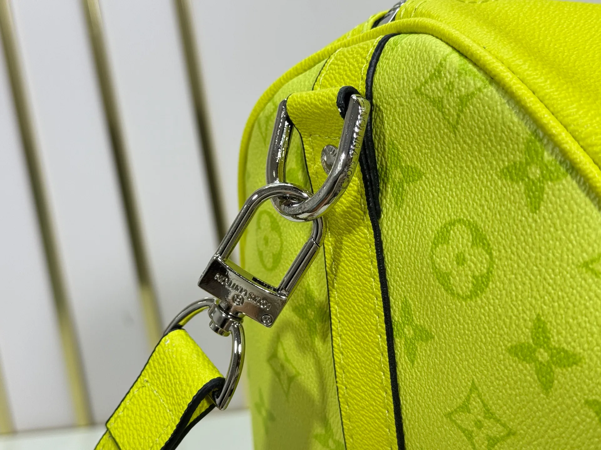 P340 Upgraded original version M30941 yellow M30885 white M53776 silver M30235 gram MTaigarama series newly launches this keepall travel bag, which is made of flexible Taïga leather and classic canvas to create a dynamic configuration. The size is just right to accommodate your travel needs, size: 50x29x23cm