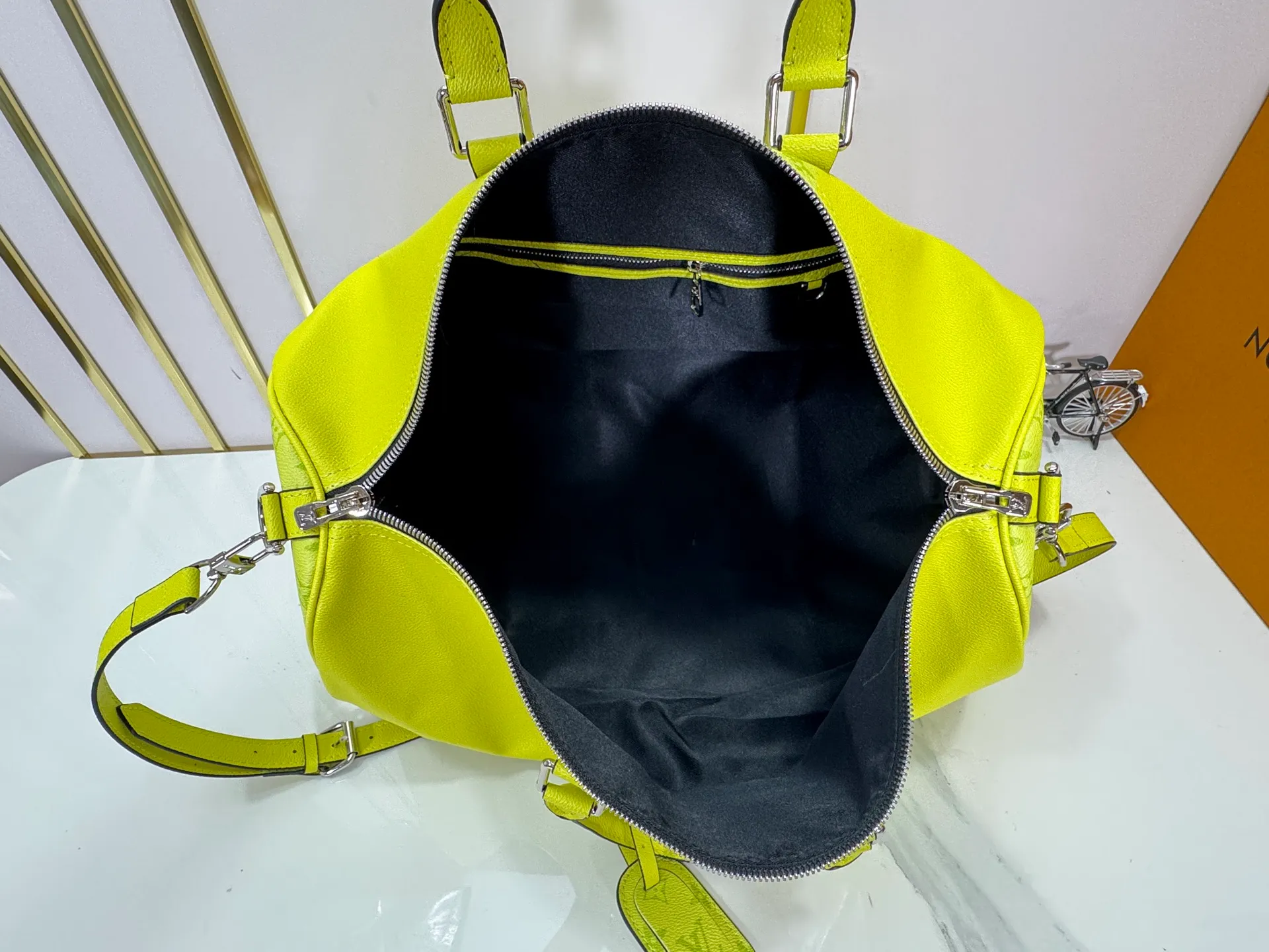 P340 Upgraded original version M30941 yellow M30885 white M53776 silver M30235 gram MTaigarama series newly launches this keepall travel bag, which is made of flexible Taïga leather and classic canvas to create a dynamic configuration. The size is just right to accommodate your travel needs, size: 50x29x23cm