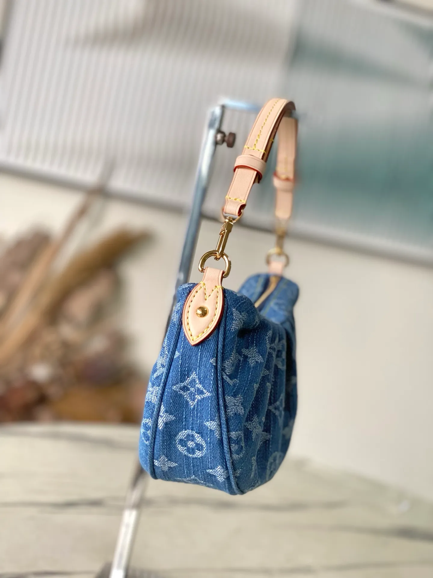 💰740 Top original order M13571 Pochette Valley handbag is made of Monogram cotton denim, with contrasting cow leather trim and dazzling metal parts, giving the classic design a modern style. Remove the handle and transform it into a clutch. Dimensions: 21 × 15 × 7 cm
