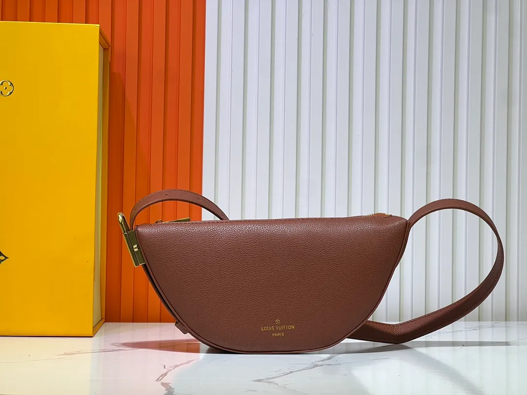 Batch 260💰 (actual photos, compare quality) M83546 M11429 This low-key Low Key Bumbag is a modern and simple design, with extremely soft and smooth calfskin and exquisite details. These include an LV engraved padlock and suede calfskin lining. This carry-on piece features a zipped main compartment for essentials like your phone, wallet and keys, and an adjustable shoulder strap to carry it on the body or cross-body. 28 x 13 x 5.5cm (DxHxW)