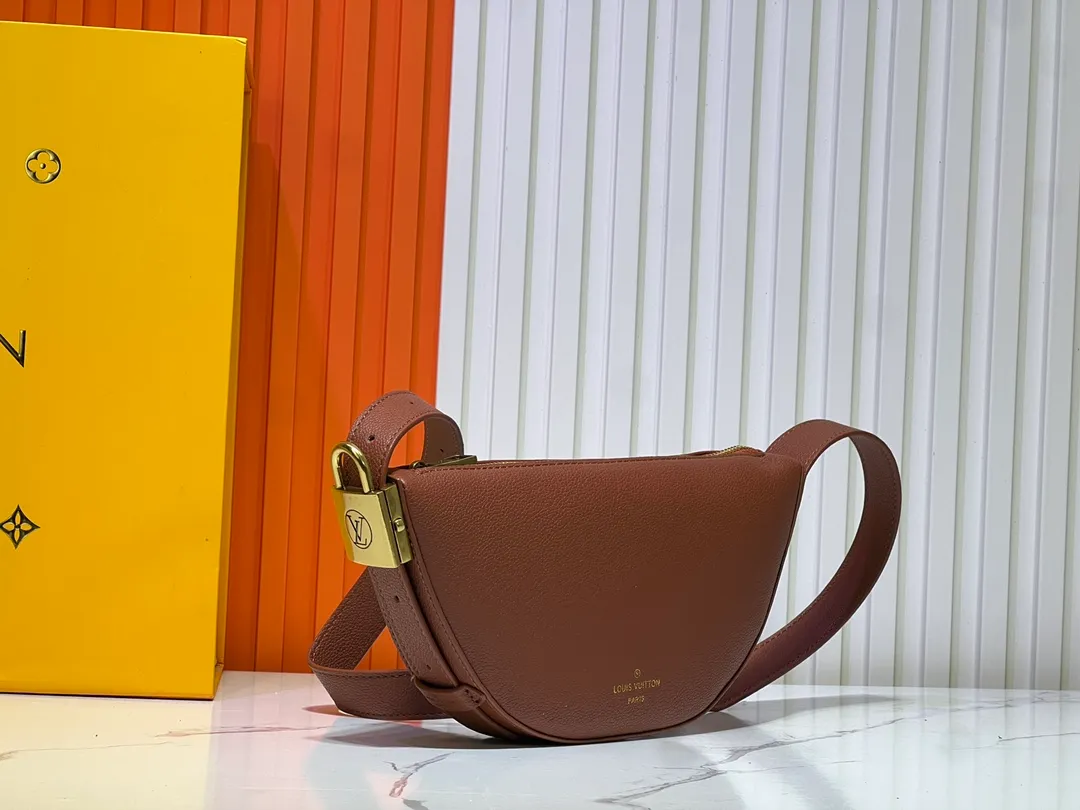 Batch 260💰 (actual photos, compare quality) M83546 M11429 This low-key Low Key Bumbag is a modern and simple design, with extremely soft and smooth calfskin and exquisite details. These include an LV engraved padlock and suede calfskin lining. This carry-on piece features a zipped main compartment for essentials like your phone, wallet and keys, and an adjustable shoulder strap to carry it on the body or cross-body. 28 x 13 x 5.5cm (DxHxW)