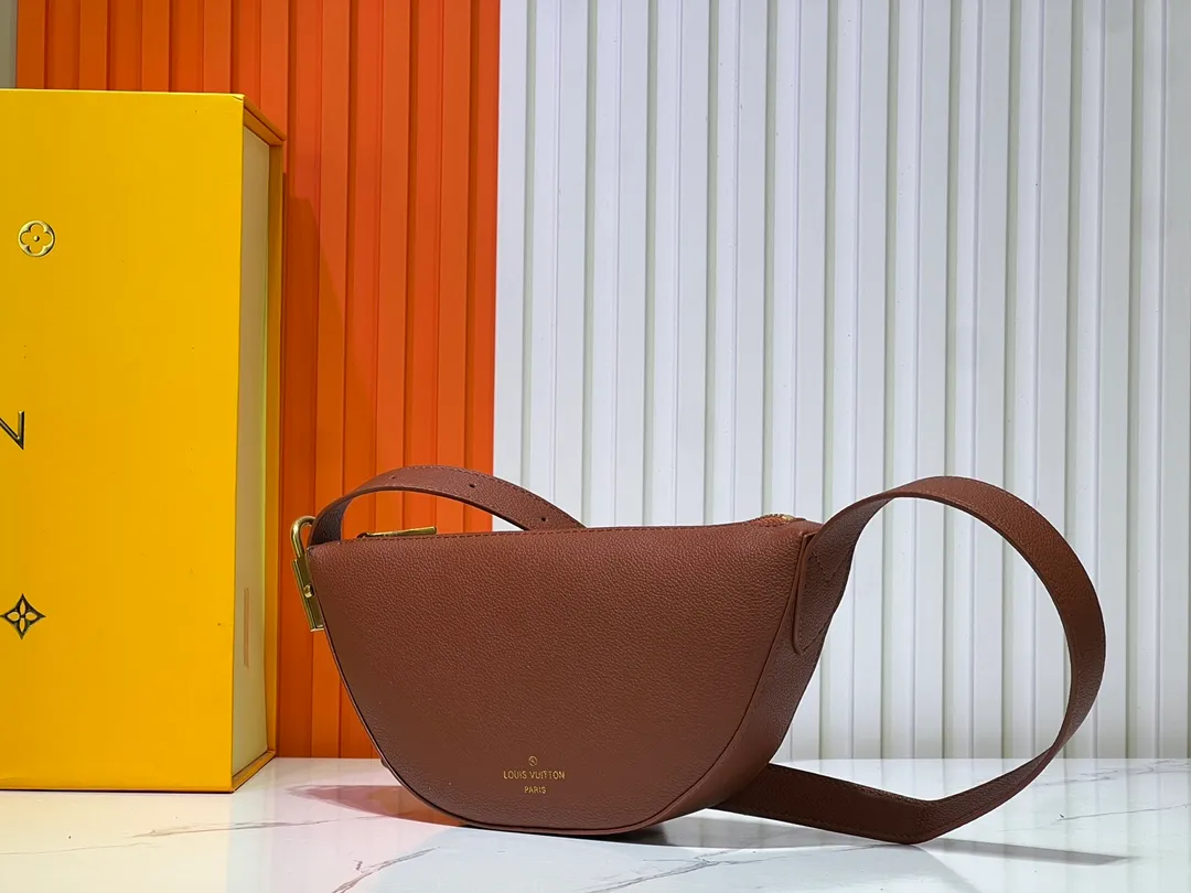 Batch 260💰 (actual photos, compare quality) M83546 M11429 This low-key Low Key Bumbag is a modern and simple design, with extremely soft and smooth calfskin and exquisite details. These include an LV engraved padlock and suede calfskin lining. This carry-on piece features a zipped main compartment for essentials like your phone, wallet and keys, and an adjustable shoulder strap to carry it on the body or cross-body. 28 x 13 x 5.5cm (DxHxW)