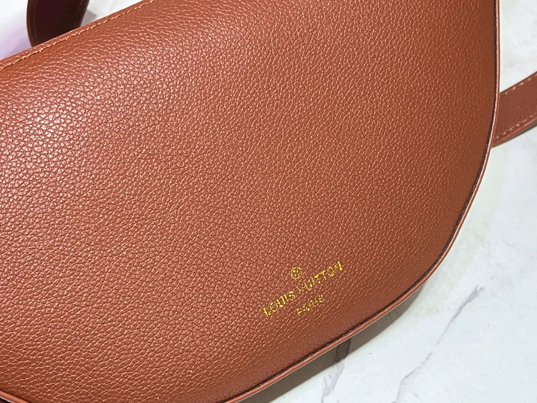 Batch 260💰 (actual photos, compare quality) M83546 M11429 This low-key Low Key Bumbag is a modern and simple design, with extremely soft and smooth calfskin and exquisite details. These include an LV engraved padlock and suede calfskin lining. This carry-on piece features a zipped main compartment for essentials like your phone, wallet and keys, and an adjustable shoulder strap to carry it on the body or cross-body. 28 x 13 x 5.5cm (DxHxW)