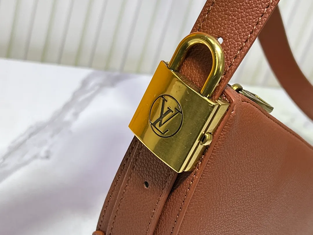 Batch 260💰 (actual photos, compare quality) M83546 M11429 This low-key Low Key Bumbag is a modern and simple design, with extremely soft and smooth calfskin and exquisite details. These include an LV engraved padlock and suede calfskin lining. This carry-on piece features a zipped main compartment for essentials like your phone, wallet and keys, and an adjustable shoulder strap to carry it on the body or cross-body. 28 x 13 x 5.5cm (DxHxW)