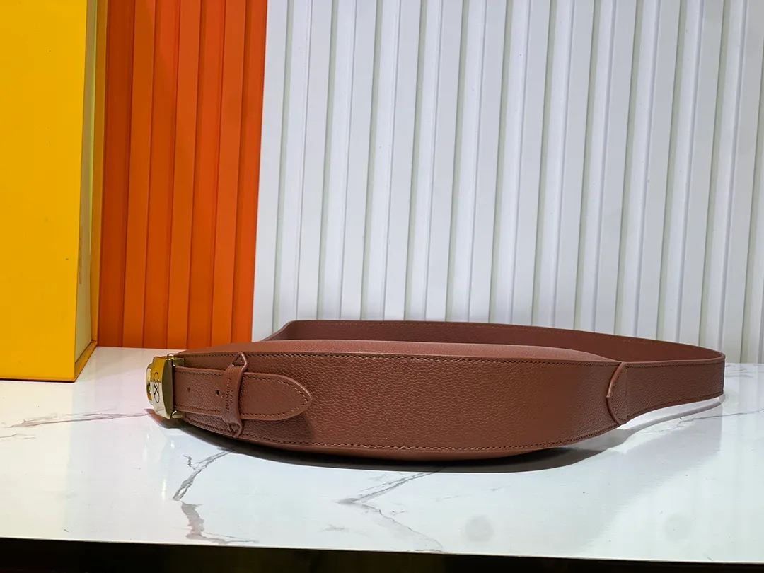Batch 260💰 (actual photos, compare quality) M83546 M11429 This low-key Low Key Bumbag is a modern and simple design, with extremely soft and smooth calfskin and exquisite details. These include an LV engraved padlock and suede calfskin lining. This carry-on piece features a zipped main compartment for essentials like your phone, wallet and keys, and an adjustable shoulder strap to carry it on the body or cross-body. 28 x 13 x 5.5cm (DxHxW)
