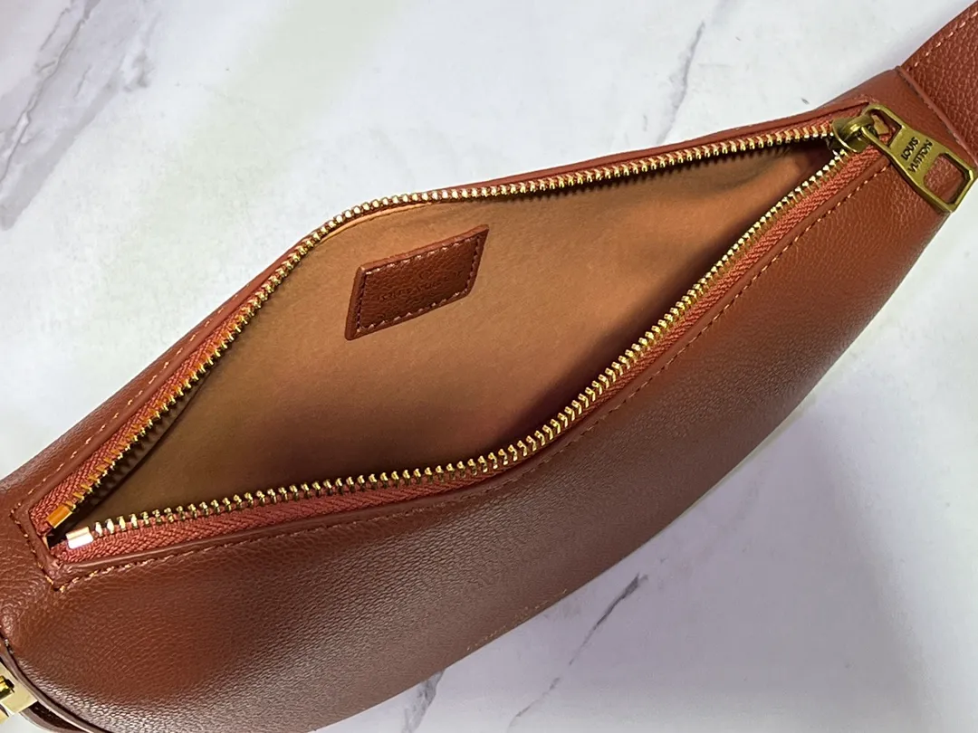 Batch 260💰 (actual photos, compare quality) M83546 M11429 This low-key Low Key Bumbag is a modern and simple design, with extremely soft and smooth calfskin and exquisite details. These include an LV engraved padlock and suede calfskin lining. This carry-on piece features a zipped main compartment for essentials like your phone, wallet and keys, and an adjustable shoulder strap to carry it on the body or cross-body. 28 x 13 x 5.5cm (DxHxW)