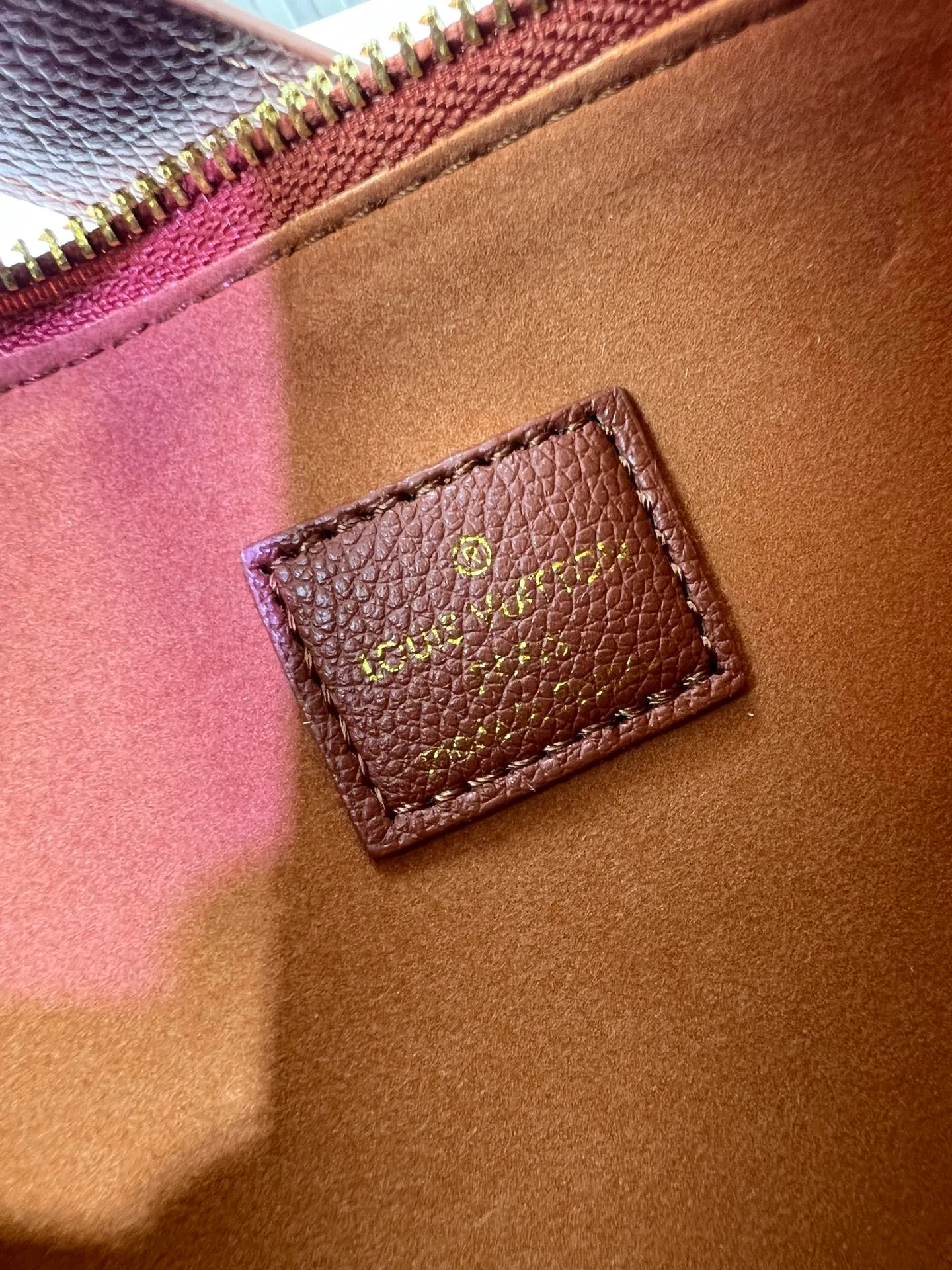 Batch 260💰 (actual photos, compare quality) M83546 M11429 This low-key Low Key Bumbag is a modern and simple design, with extremely soft and smooth calfskin and exquisite details. These include an LV engraved padlock and suede calfskin lining. This carry-on piece features a zipped main compartment for essentials like your phone, wallet and keys, and an adjustable shoulder strap to carry it on the body or cross-body. 28 x 13 x 5.5cm (DxHxW)