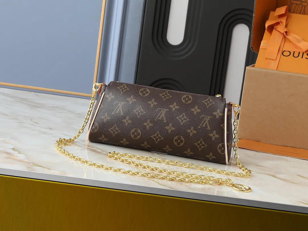 💰200💰Upgraded from the original M13567. This Pochette Eva handbag is made of the brand's Monogram canvas with contrasting leather trim, conveying elegance with a unique touch. The Louis Vuitton-engraved logo plate and detachable chain complement each other, and the shape is ideal for storing daily necessities such as a short wallet and cosmetics. Dimensions: 27.0 x 11.0 x 5.0 cm (length x height x width)