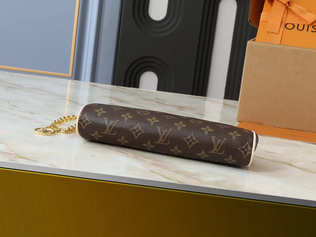 💰200💰Upgraded from the original M13567. This Pochette Eva handbag is made of the brand's Monogram canvas with contrasting leather trim, conveying elegance with a unique touch. The Louis Vuitton-engraved logo plate and detachable chain complement each other, and the shape is ideal for storing daily necessities such as a short wallet and cosmetics. Dimensions: 27.0 x 11.0 x 5.0 cm (length x height x width)