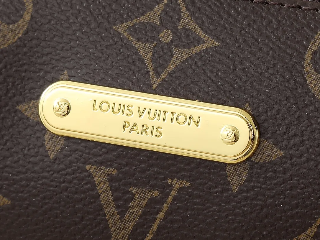 💰200💰Upgraded from the original M13567. This Pochette Eva handbag is made of the brand's Monogram canvas with contrasting leather trim, conveying elegance with a unique touch. The Louis Vuitton-engraved logo plate and detachable chain complement each other, and the shape is ideal for storing daily necessities such as a short wallet and cosmetics. Dimensions: 27.0 x 11.0 x 5.0 cm (length x height x width)