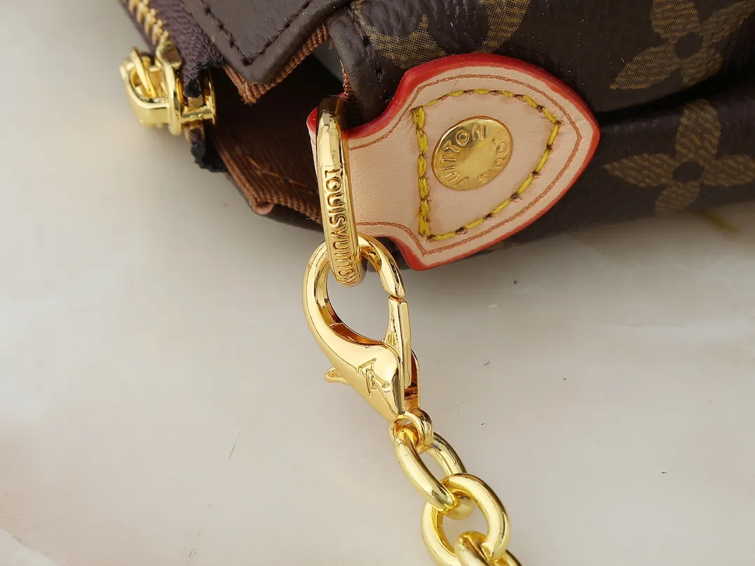 💰200💰Upgraded from the original M13567. This Pochette Eva handbag is made of the brand's Monogram canvas with contrasting leather trim, conveying elegance with a unique touch. The Louis Vuitton-engraved logo plate and detachable chain complement each other, and the shape is ideal for storing daily necessities such as a short wallet and cosmetics. Dimensions: 27.0 x 11.0 x 5.0 cm (length x height x width)