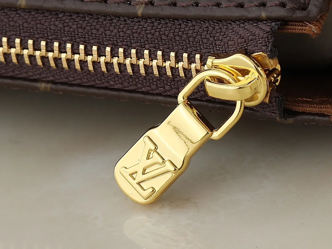 💰200💰Upgraded from the original M13567. This Pochette Eva handbag is made of the brand's Monogram canvas with contrasting leather trim, conveying elegance with a unique touch. The Louis Vuitton-engraved logo plate and detachable chain complement each other, and the shape is ideal for storing daily necessities such as a short wallet and cosmetics. Dimensions: 27.0 x 11.0 x 5.0 cm (length x height x width)