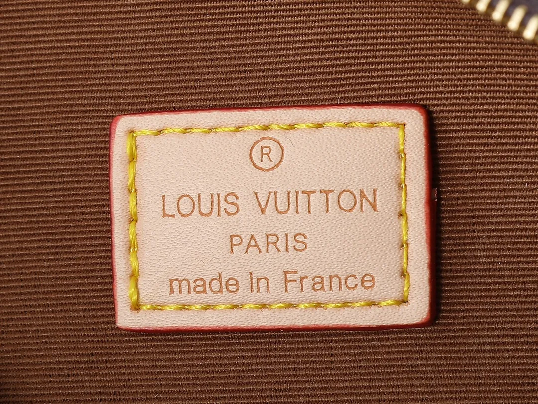 💰200💰Upgraded from the original M13567. This Pochette Eva handbag is made of the brand's Monogram canvas with contrasting leather trim, conveying elegance with a unique touch. The Louis Vuitton-engraved logo plate and detachable chain complement each other, and the shape is ideal for storing daily necessities such as a short wallet and cosmetics. Dimensions: 27.0 x 11.0 x 5.0 cm (length x height x width)