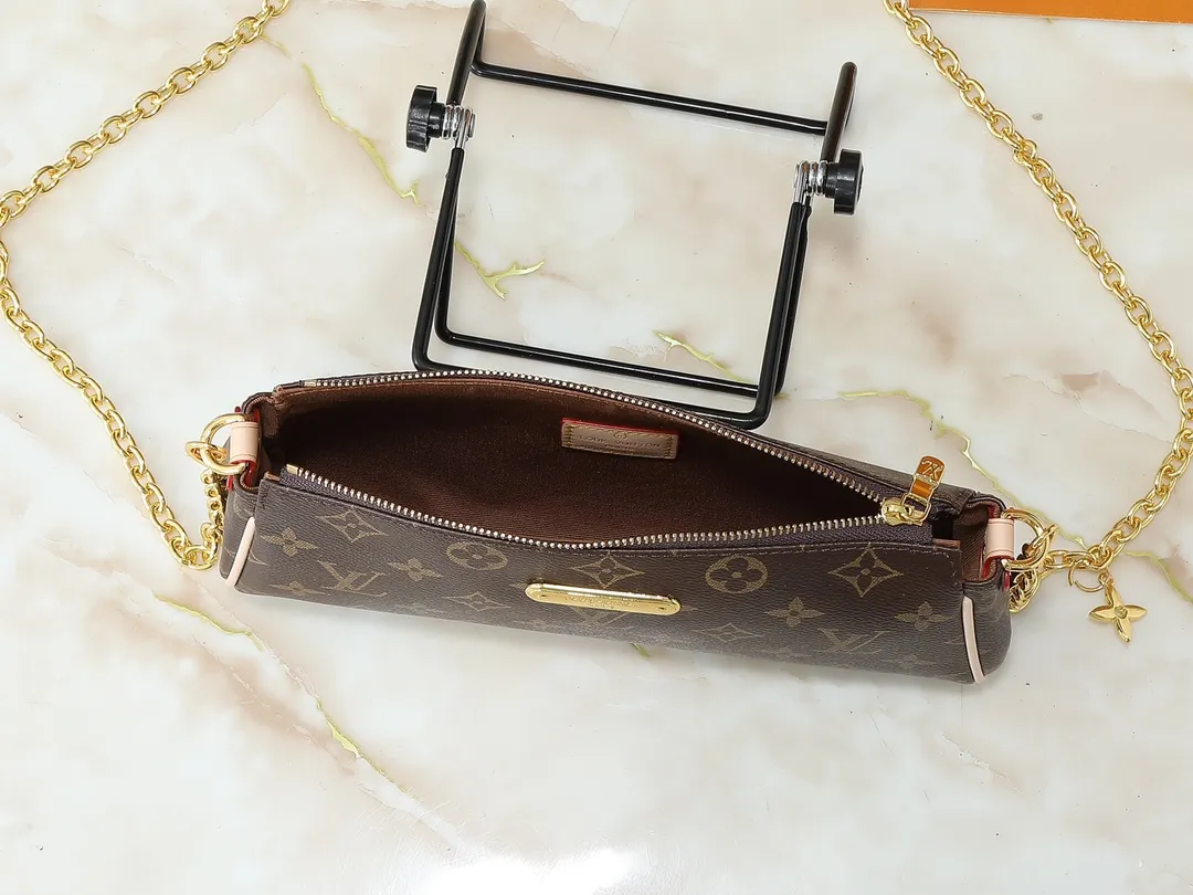 💰200💰Upgraded from the original M13567. This Pochette Eva handbag is made of the brand's Monogram canvas with contrasting leather trim, conveying elegance with a unique touch. The Louis Vuitton-engraved logo plate and detachable chain complement each other, and the shape is ideal for storing daily necessities such as a short wallet and cosmetics. Dimensions: 27.0 x 11.0 x 5.0 cm (length x height x width)