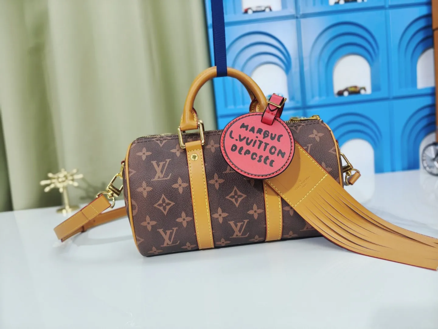 P260 upgraded original version M12609 presbyopic yellow, presbyopic blue, M11595 gradient gray, M20900 This Keepall 25 handbag is made of Monogram Eclipse Reverse canvas, showing an elegant reinterpretation of Louis Vuitton's classic pattern. Reinforced straps and leather name tags are signature elements of the Keepall collection, while a zipper closure keeps personal items safe and secure. Dimensions: 25.0 x 15.0 x 11.0 cm (length x height x width)