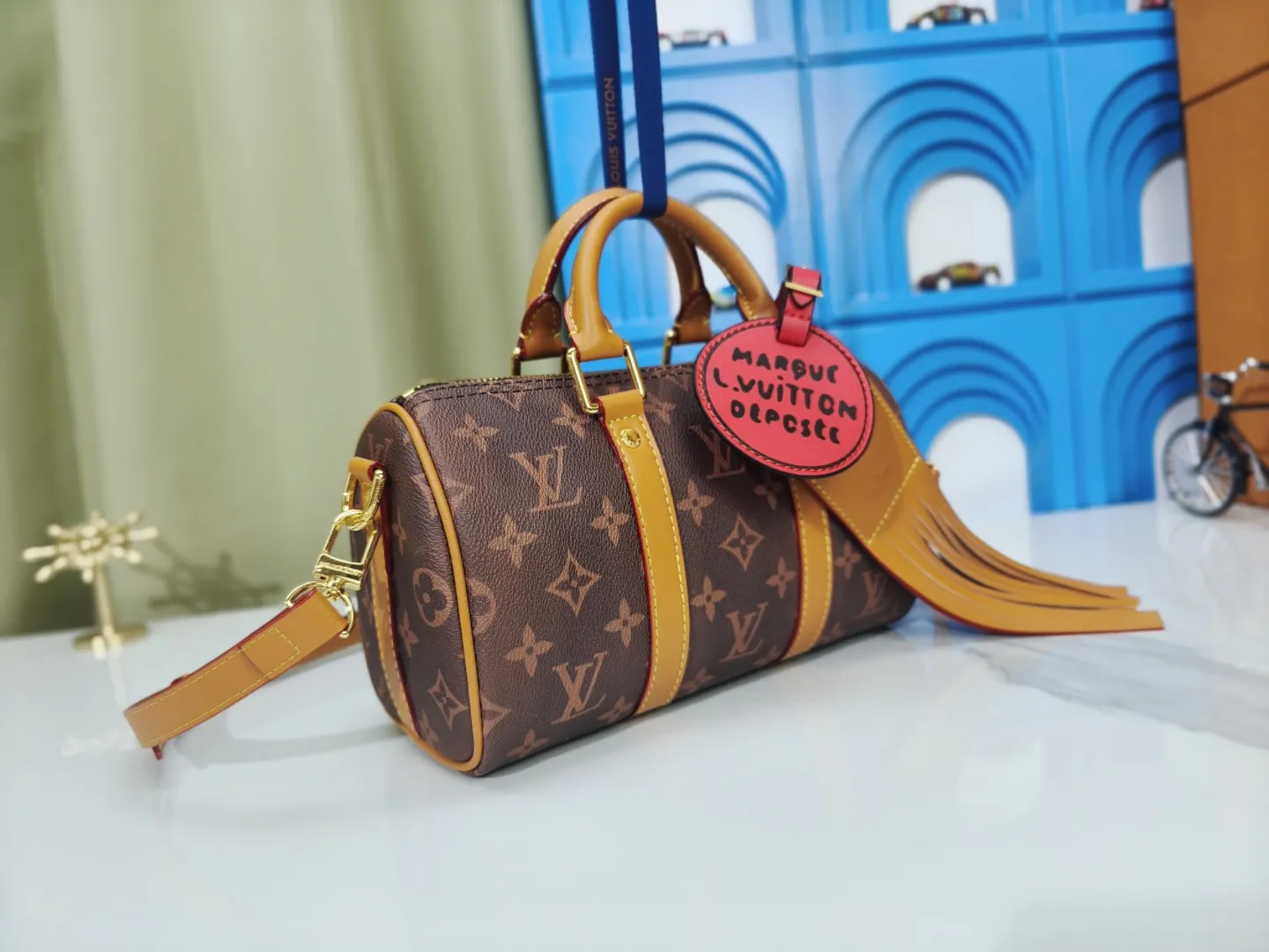 P260 upgraded original version M12609 presbyopic yellow, presbyopic blue, M11595 gradient gray, M20900 This Keepall 25 handbag is made of Monogram Eclipse Reverse canvas, showing an elegant reinterpretation of Louis Vuitton's classic pattern. Reinforced straps and leather name tags are signature elements of the Keepall collection, while a zipper closure keeps personal items safe and secure. Dimensions: 25.0 x 15.0 x 11.0 cm (length x height x width)