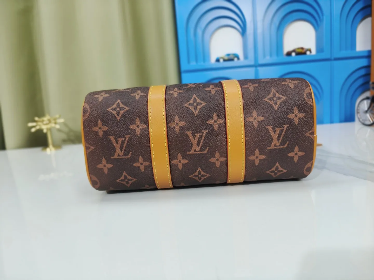 P260 upgraded original version M12609 presbyopic yellow, presbyopic blue, M11595 gradient gray, M20900 This Keepall 25 handbag is made of Monogram Eclipse Reverse canvas, showing an elegant reinterpretation of Louis Vuitton's classic pattern. Reinforced straps and leather name tags are signature elements of the Keepall collection, while a zipper closure keeps personal items safe and secure. Dimensions: 25.0 x 15.0 x 11.0 cm (length x height x width)