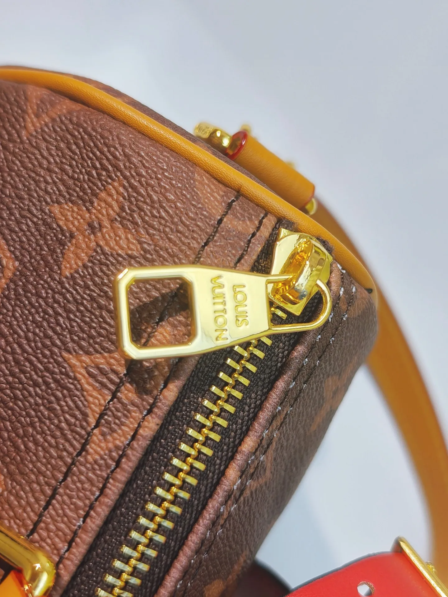 P260 upgraded original version M12609 presbyopic yellow, presbyopic blue, M11595 gradient gray, M20900 This Keepall 25 handbag is made of Monogram Eclipse Reverse canvas, showing an elegant reinterpretation of Louis Vuitton's classic pattern. Reinforced straps and leather name tags are signature elements of the Keepall collection, while a zipper closure keeps personal items safe and secure. Dimensions: 25.0 x 15.0 x 11.0 cm (length x height x width)