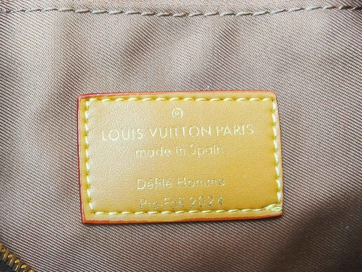 P260 upgraded original version M12609 presbyopic yellow, presbyopic blue, M11595 gradient gray, M20900 This Keepall 25 handbag is made of Monogram Eclipse Reverse canvas, showing an elegant reinterpretation of Louis Vuitton's classic pattern. Reinforced straps and leather name tags are signature elements of the Keepall collection, while a zipper closure keeps personal items safe and secure. Dimensions: 25.0 x 15.0 x 11.0 cm (length x height x width)