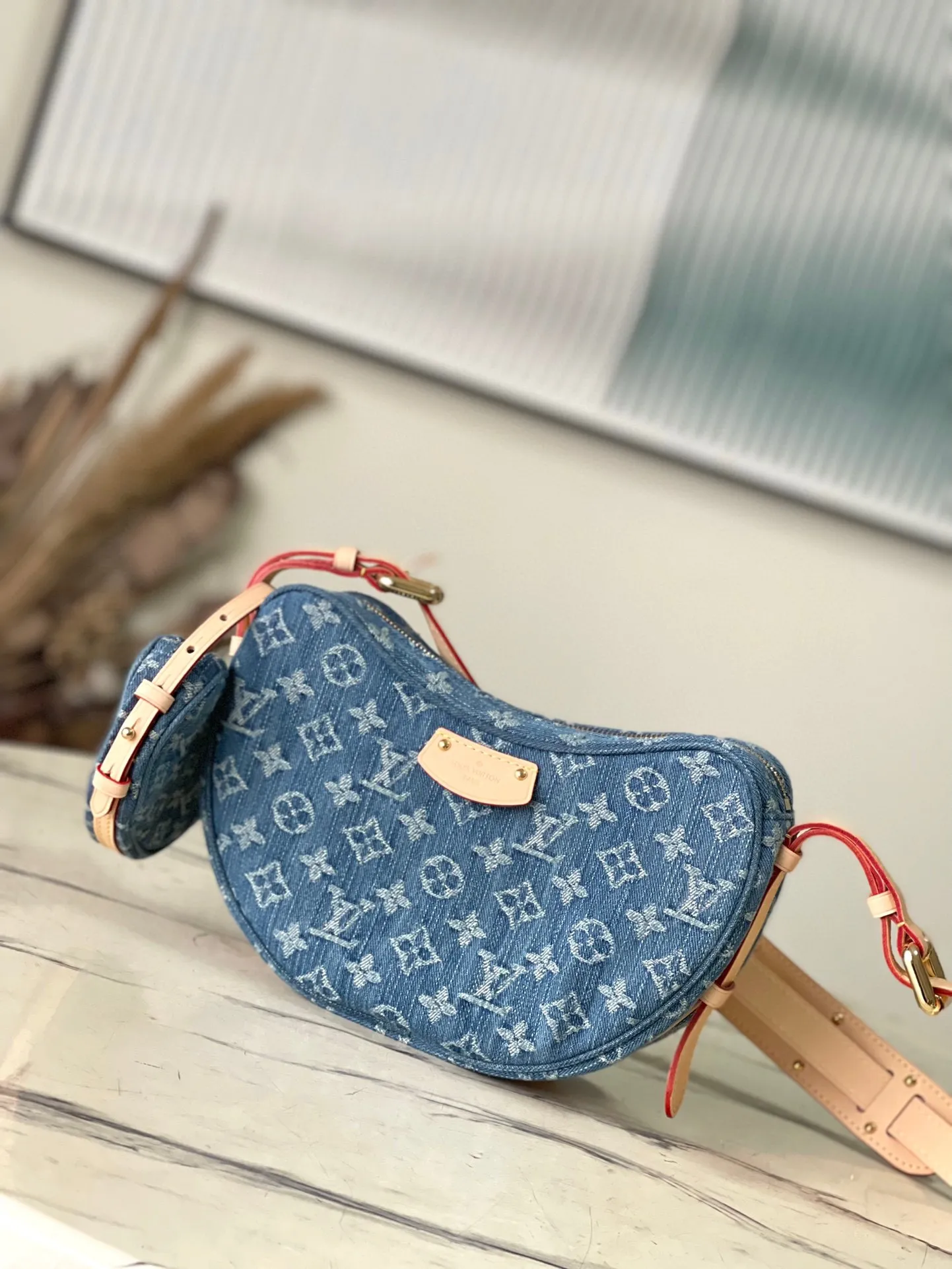 💰1040 Top original order M46856 Denim blue Croissant MM Croissant bag The 2024 early spring series launches the Croissant bag, which looks like the pea bag 20 years ago. The two-piece pea bag is a curved bag, an armpit bag, a shoulder bag, and a small coin purse can also be used as an extra pocket. Monogram Zjh classic canvas adds a more lively and lively feel. The combination is almost perfect! Dimensions: 21 x 7 x 5 cm