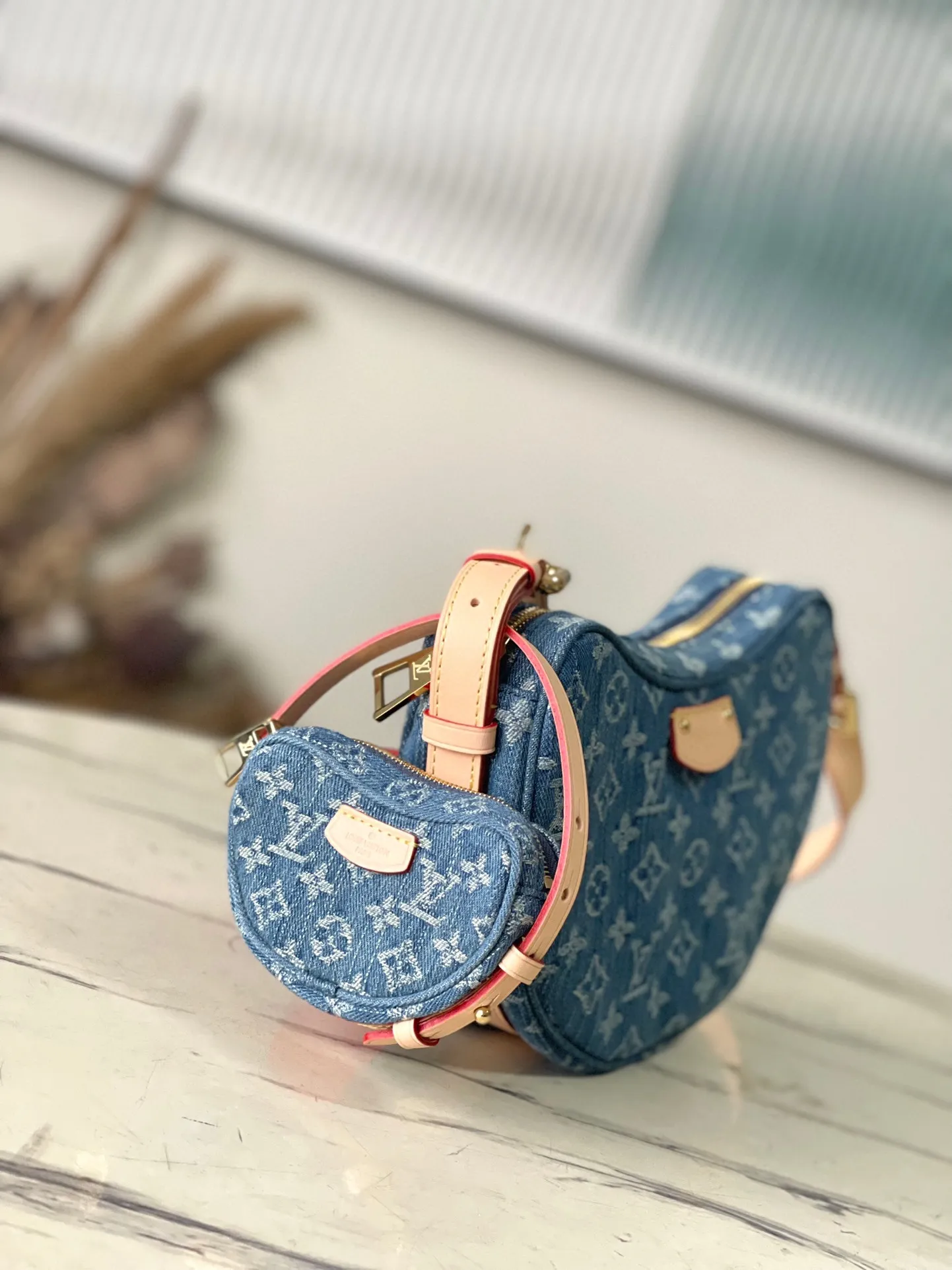 💰1040 Top original order M46856 Denim blue Croissant MM Croissant bag The 2024 early spring series launches the Croissant bag, which looks like the pea bag 20 years ago. The two-piece pea bag is a curved bag, an armpit bag, a shoulder bag, and a small coin purse can also be used as an extra pocket. Monogram Zjh classic canvas adds a more lively and lively feel. The combination is almost perfect! Dimensions: 21 x 7 x 5 cm