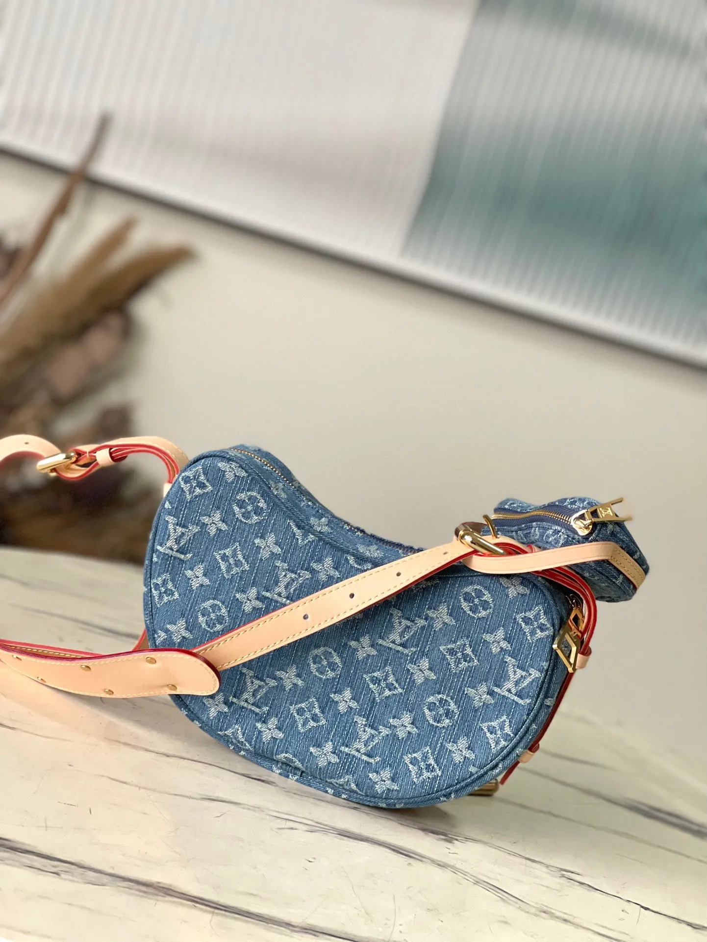 💰1040 Top original order M46856 Denim blue Croissant MM Croissant bag The 2024 early spring series launches the Croissant bag, which looks like the pea bag 20 years ago. The two-piece pea bag is a curved bag, an armpit bag, a shoulder bag, and a small coin purse can also be used as an extra pocket. Monogram Zjh classic canvas adds a more lively and lively feel. The combination is almost perfect! Dimensions: 21 x 7 x 5 cm