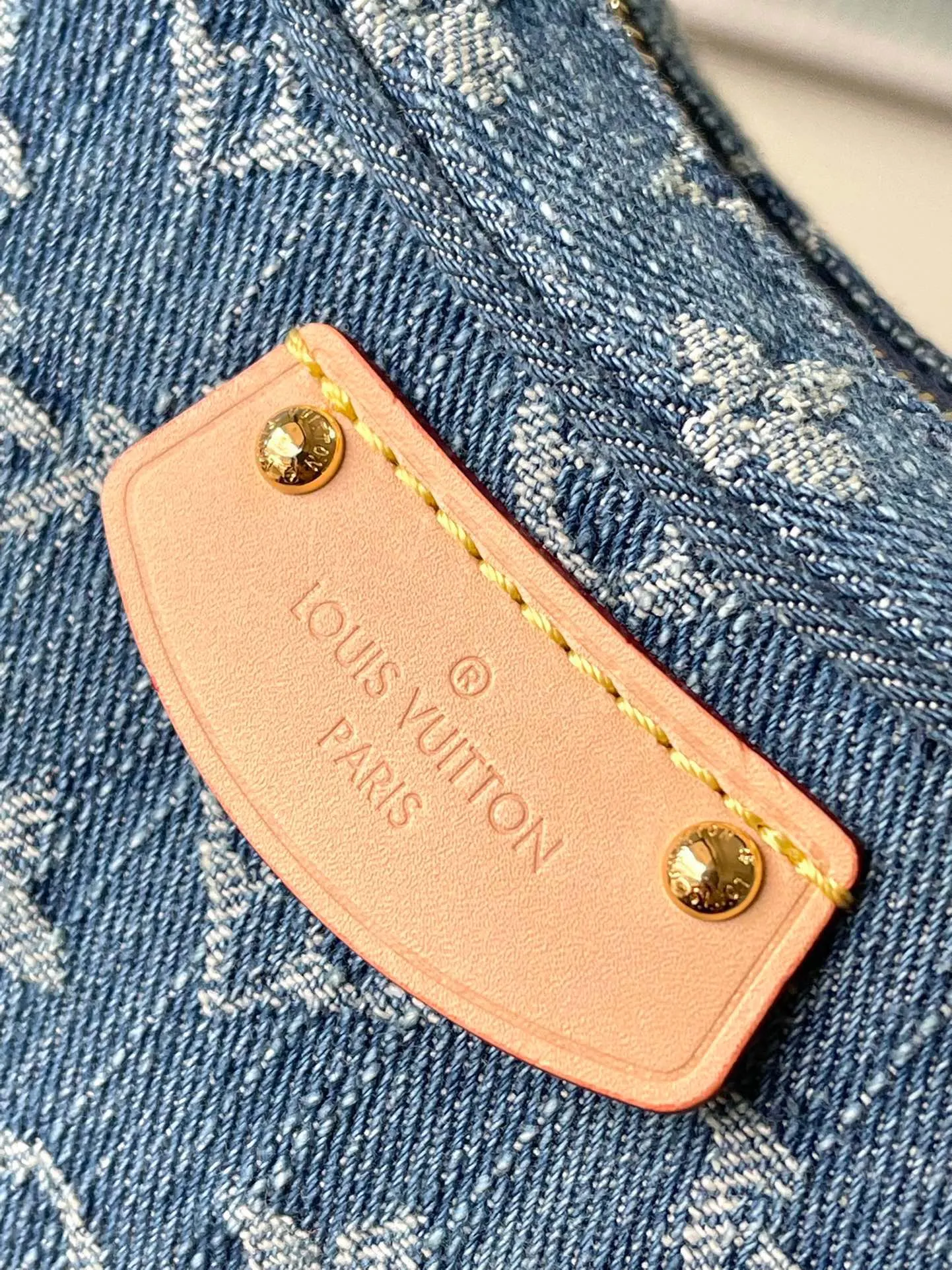 💰1040 Top original order M46856 Denim blue Croissant MM Croissant bag The 2024 early spring series launches the Croissant bag, which looks like the pea bag 20 years ago. The two-piece pea bag is a curved bag, an armpit bag, a shoulder bag, and a small coin purse can also be used as an extra pocket. Monogram Zjh classic canvas adds a more lively and lively feel. The combination is almost perfect! Dimensions: 21 x 7 x 5 cm