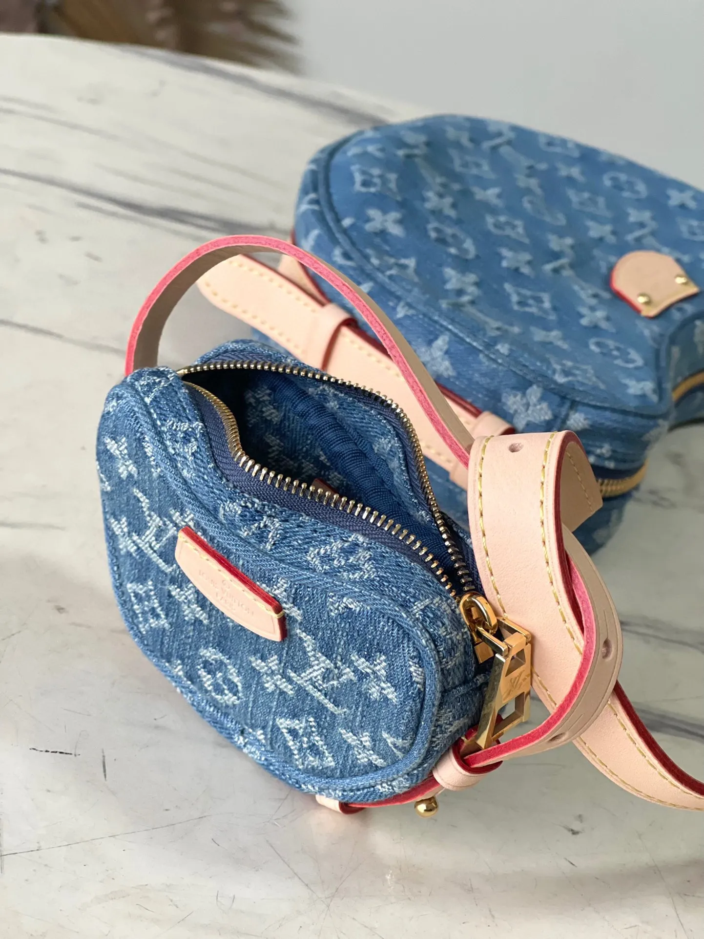 💰1040 Top original order M46856 Denim blue Croissant MM Croissant bag The 2024 early spring series launches the Croissant bag, which looks like the pea bag 20 years ago. The two-piece pea bag is a curved bag, an armpit bag, a shoulder bag, and a small coin purse can also be used as an extra pocket. Monogram Zjh classic canvas adds a more lively and lively feel. The combination is almost perfect! Dimensions: 21 x 7 x 5 cm