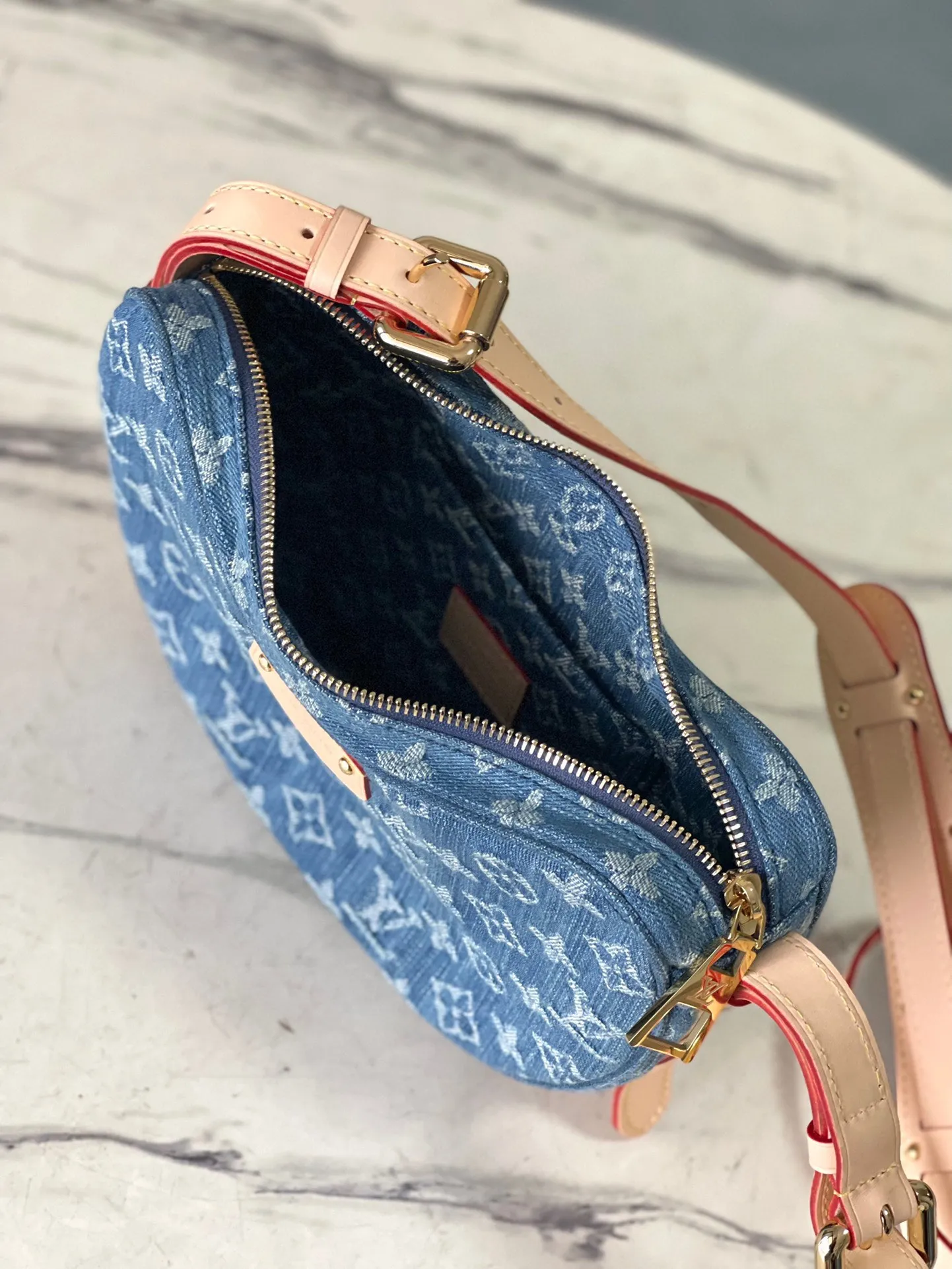 💰1040 Top original order M46856 Denim blue Croissant MM Croissant bag The 2024 early spring series launches the Croissant bag, which looks like the pea bag 20 years ago. The two-piece pea bag is a curved bag, an armpit bag, a shoulder bag, and a small coin purse can also be used as an extra pocket. Monogram Zjh classic canvas adds a more lively and lively feel. The combination is almost perfect! Dimensions: 21 x 7 x 5 cm