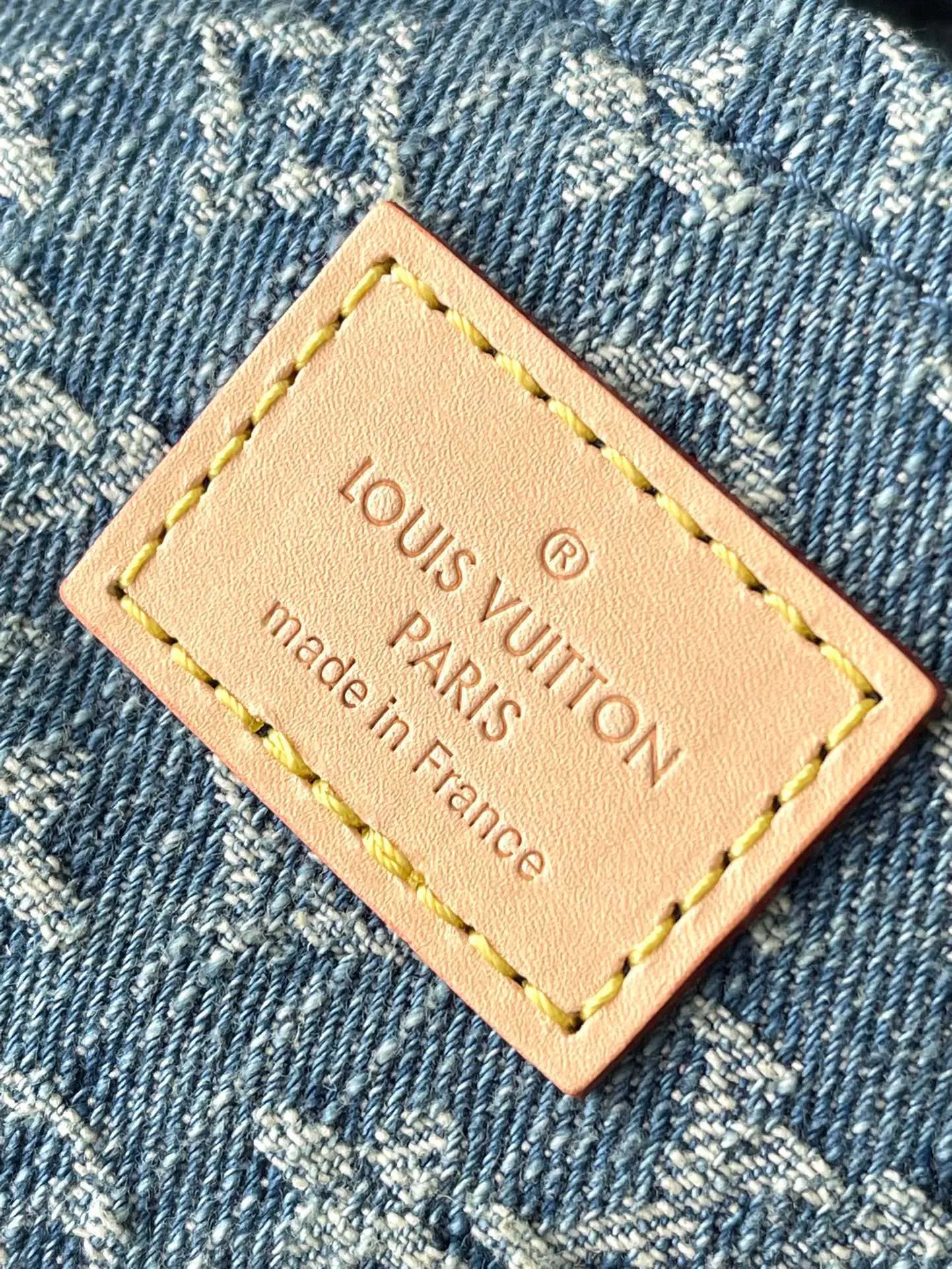 💰1040 Top original order M46856 Denim blue Croissant MM Croissant bag The 2024 early spring series launches the Croissant bag, which looks like the pea bag 20 years ago. The two-piece pea bag is a curved bag, an armpit bag, a shoulder bag, and a small coin purse can also be used as an extra pocket. Monogram Zjh classic canvas adds a more lively and lively feel. The combination is almost perfect! Dimensions: 21 x 7 x 5 cm