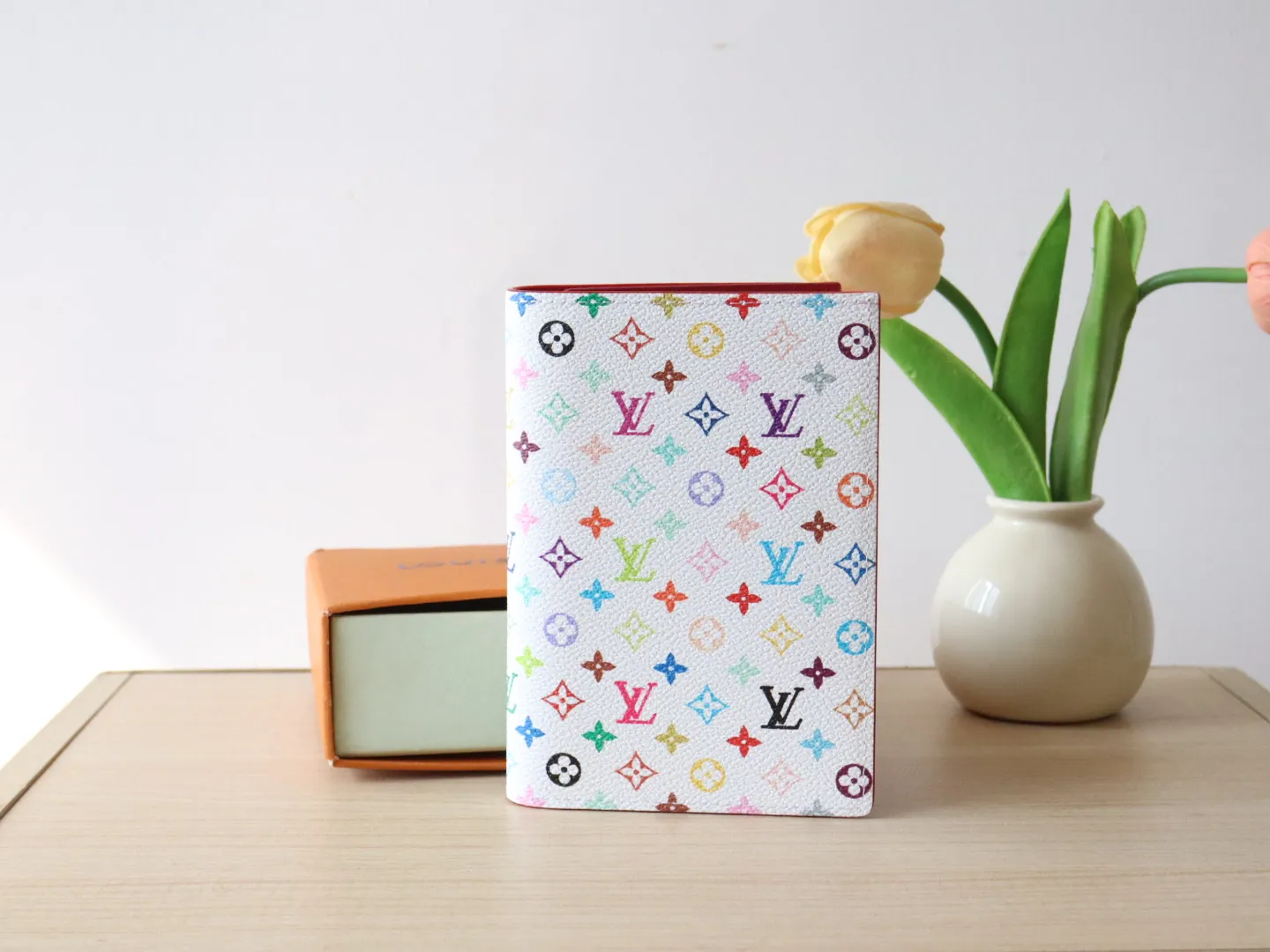 13414 Tricolor Passport 🌟 P86 Top Original LV x TM Passport Case M13414 Black Color (White Color Black Color-Takashi Murakami) This passport cover is lined with coated canvas and cow leather, and the Monogram pattern is renewed with the rainbow tones of artist Takashi Murakami, which expresses the smart style of the Louis Vuitton x Murakami collaboration series. Card compartments and multiple pockets add functional details. Dimensions: 14 x 2.5 x 10 cm