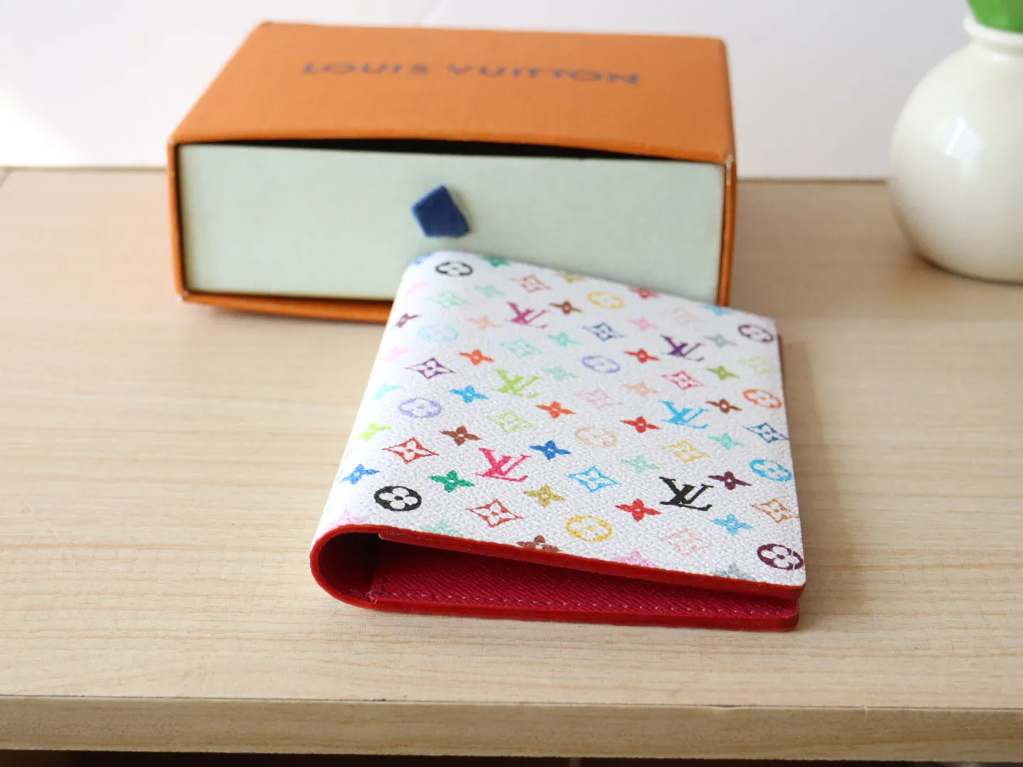 13414 Tricolor Passport 🌟 P86 Top Original LV x TM Passport Case M13414 Black Color (White Color Black Color-Takashi Murakami) This passport cover is lined with coated canvas and cow leather, and the Monogram pattern is renewed with the rainbow tones of artist Takashi Murakami, which expresses the smart style of the Louis Vuitton x Murakami collaboration series. Card compartments and multiple pockets add functional details. Dimensions: 14 x 2.5 x 10 cm