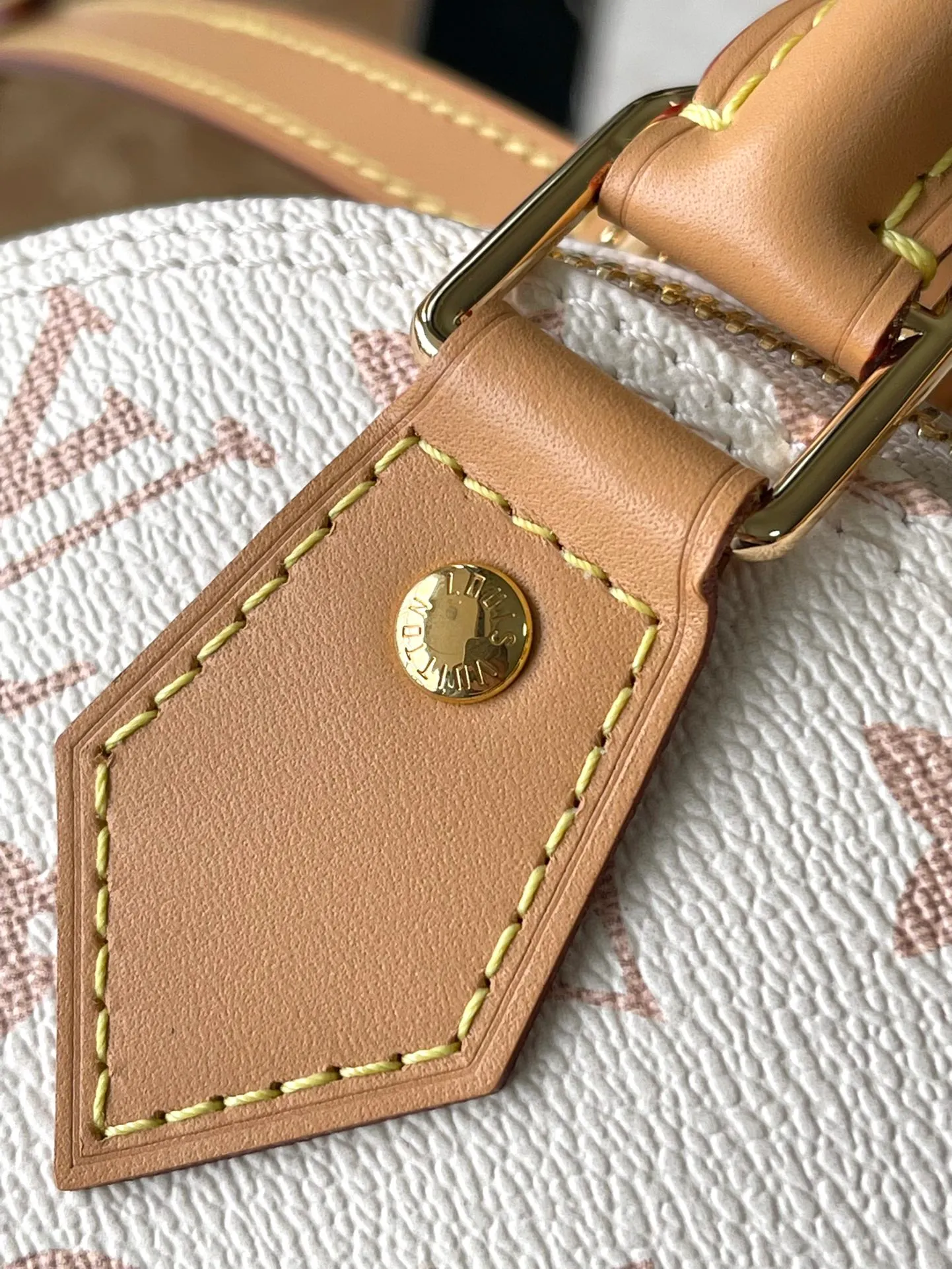 💰940 Top original single M46922 white flower, brand new single-piece Dune canvas, "Alma BB" with modern flavor. The cowhide trim accentuates the beige tones, with fungus leather accents on the handles and straps, and black on the bottom of the bag and keychain. 2 top handles and removable strap allow for a variety of styles. Dimensions: 23.5 x 17.5 x 11.5 cm (length x height x width)