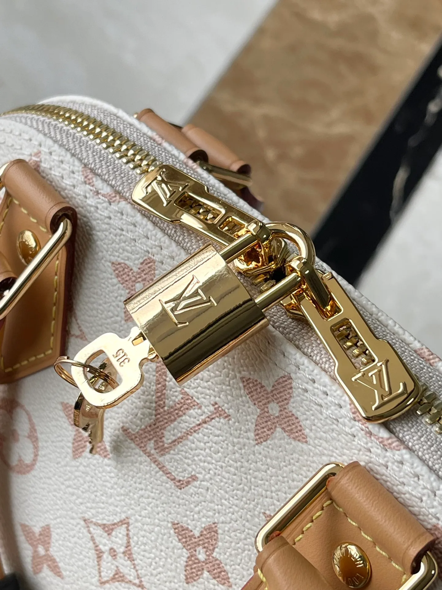 💰940 Top original single M46922 white flower, brand new single-piece Dune canvas, "Alma BB" with modern flavor. The cowhide trim accentuates the beige tones, with fungus leather accents on the handles and straps, and black on the bottom of the bag and keychain. 2 top handles and removable strap allow for a variety of styles. Dimensions: 23.5 x 17.5 x 11.5 cm (length x height x width)