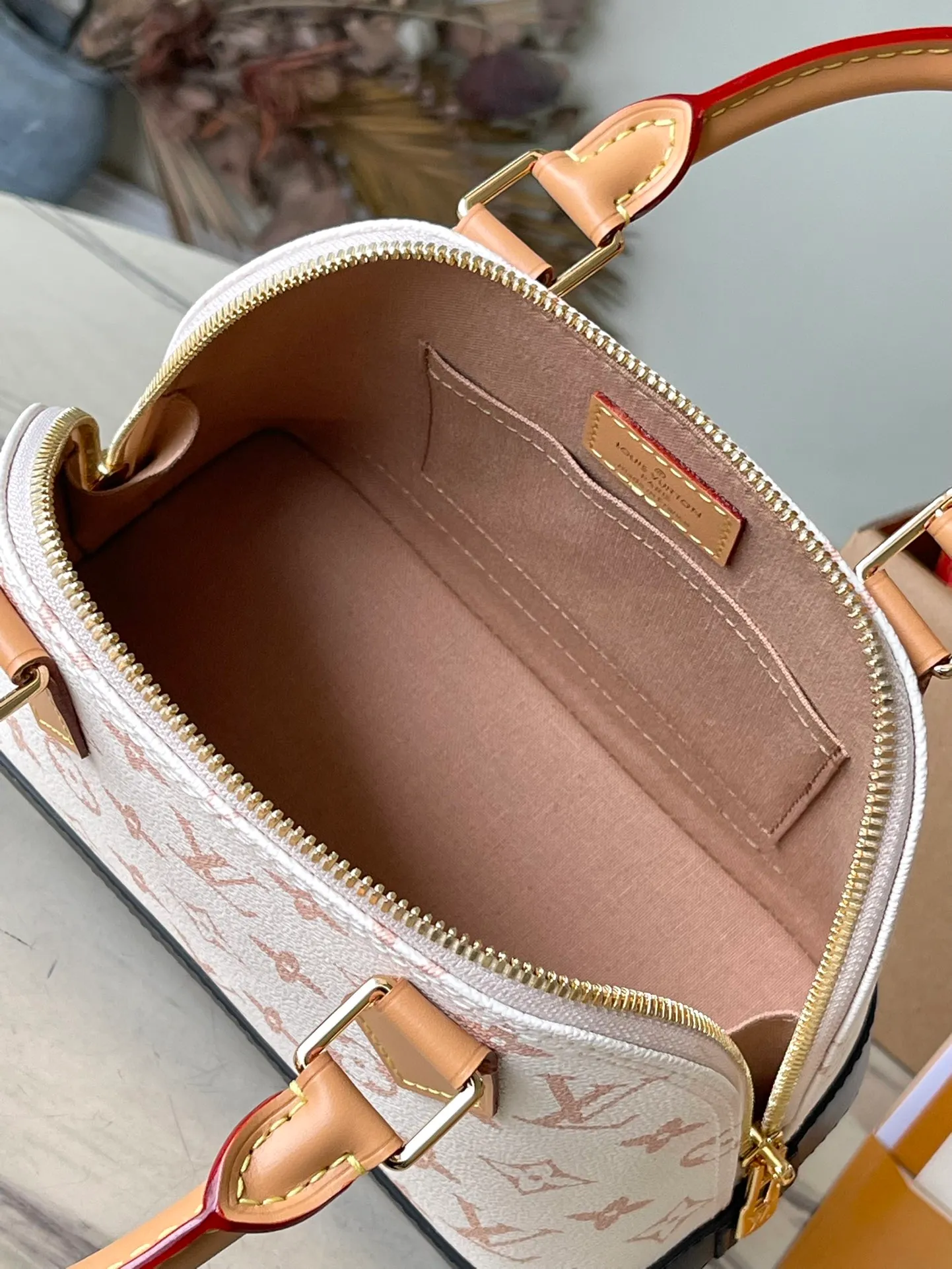 💰940 Top original single M46922 white flower, brand new single-piece Dune canvas, "Alma BB" with modern flavor. The cowhide trim accentuates the beige tones, with fungus leather accents on the handles and straps, and black on the bottom of the bag and keychain. 2 top handles and removable strap allow for a variety of styles. Dimensions: 23.5 x 17.5 x 11.5 cm (length x height x width)
