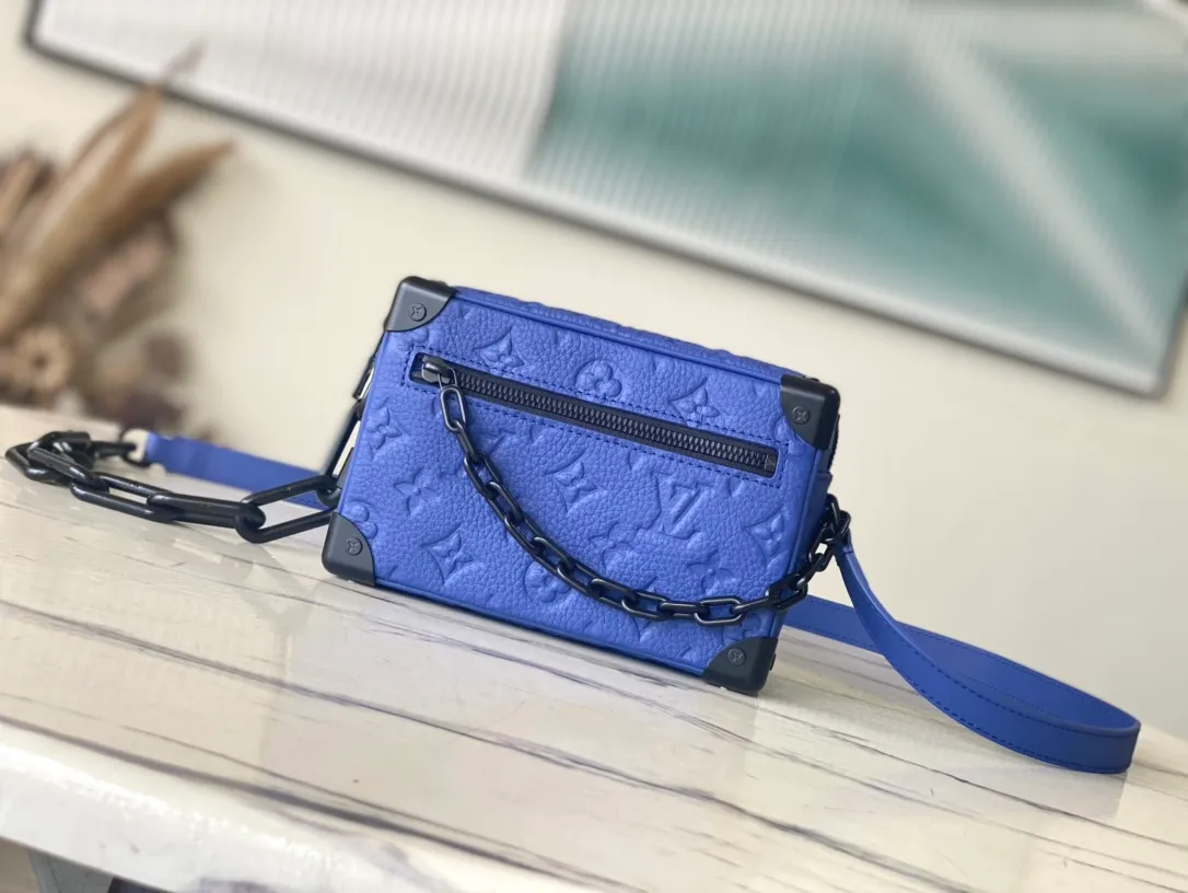 💰980 (top-grain leather) top original order M82558 blue full leather embossed box bag series Mini Soft Trunk handbag This Mini Soft Trunk handbag is made of soft Taurillon leather, just like a miniature version of Louis Vuitton's traditional hard box. The chain and leather are connected into an adjustable shoulder strap, which cleverly echoes the chain on the zipper puller of the outer bag. Dimensions: 18.5 x 13.0 x 8.0 cm